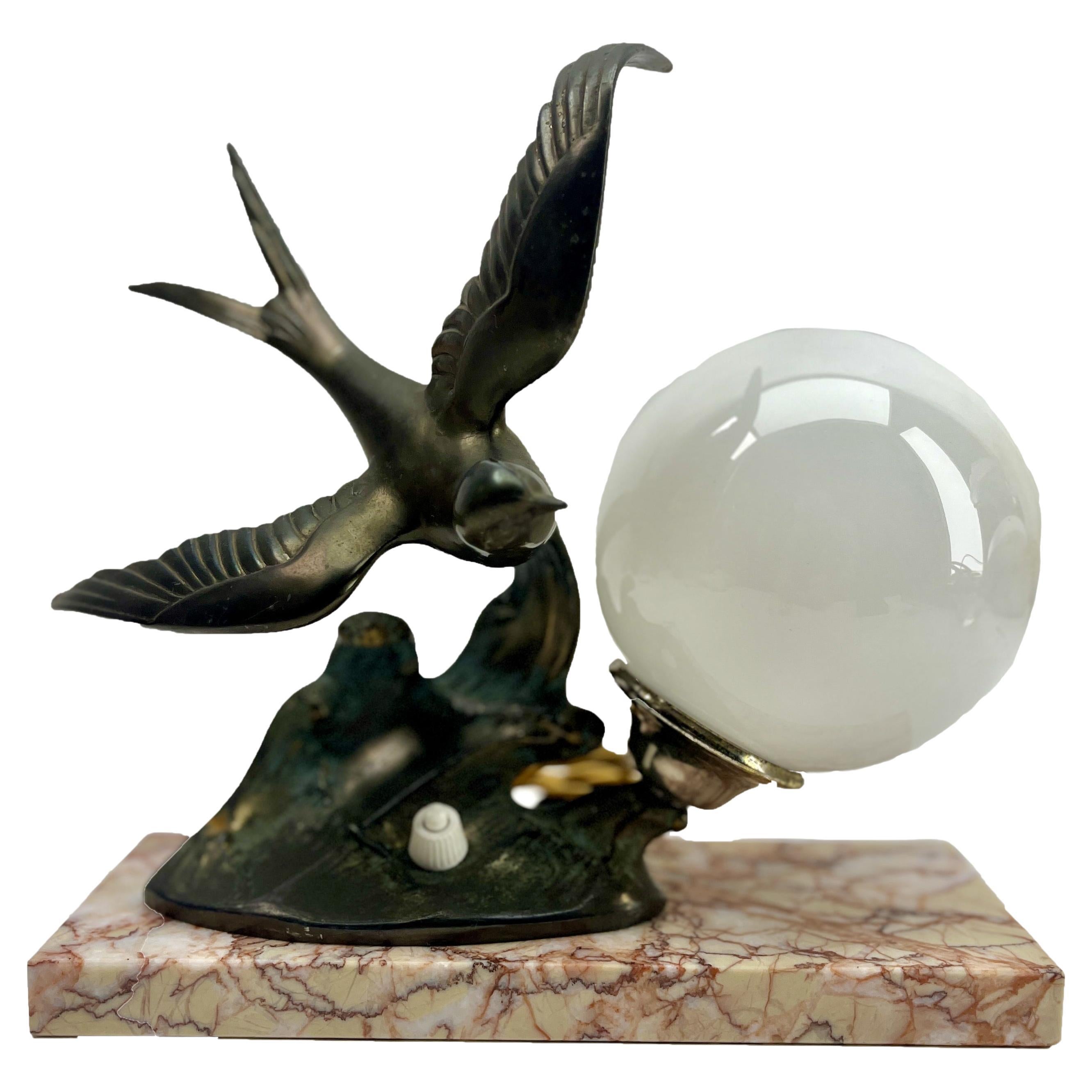 Lampe de table Art déco française avec représentation d'oiseau en étain stylisé