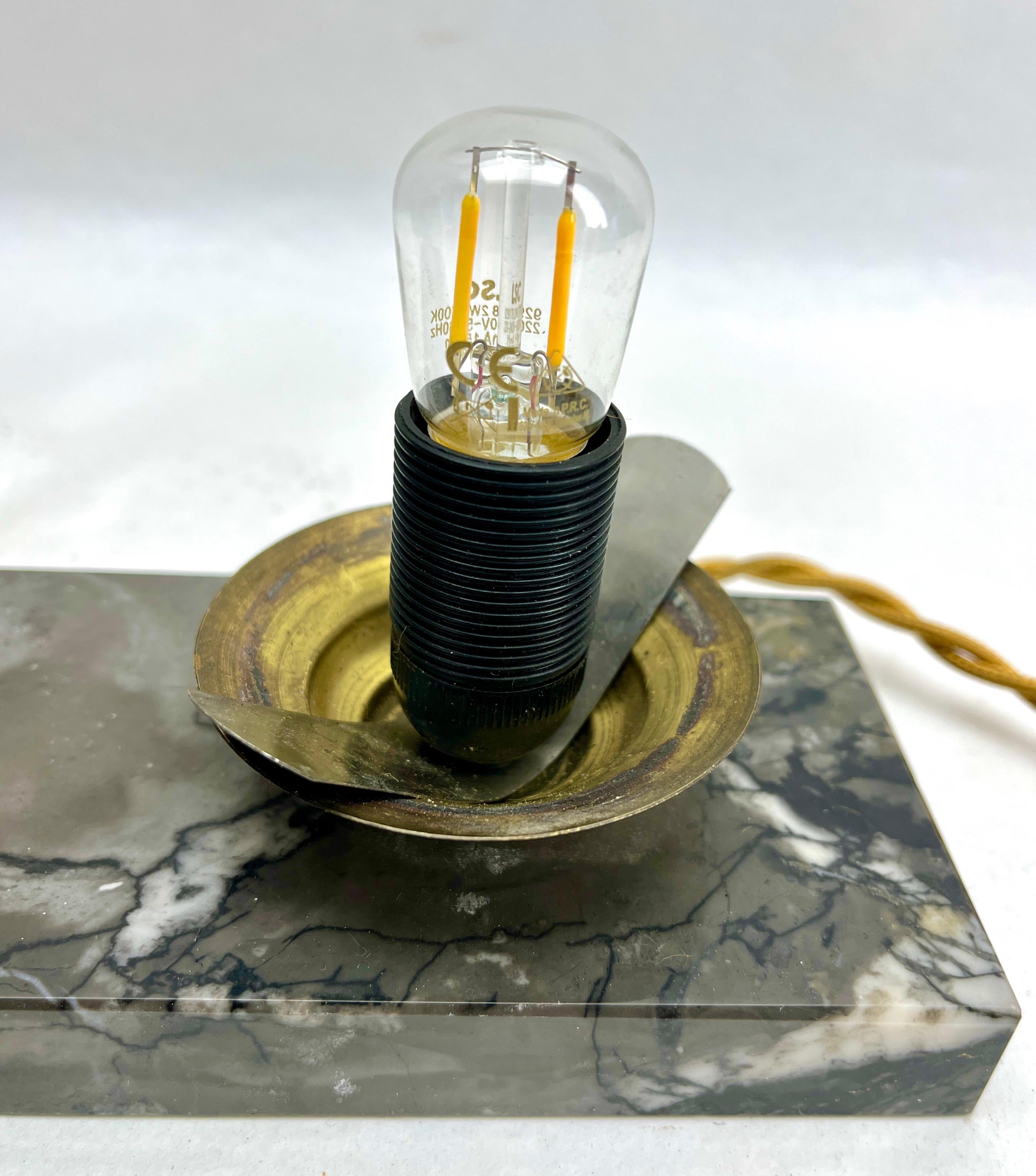 Lampe de table Art Déco française avec représentation en zinc brut stylisé d'oiseaux en vente 2
