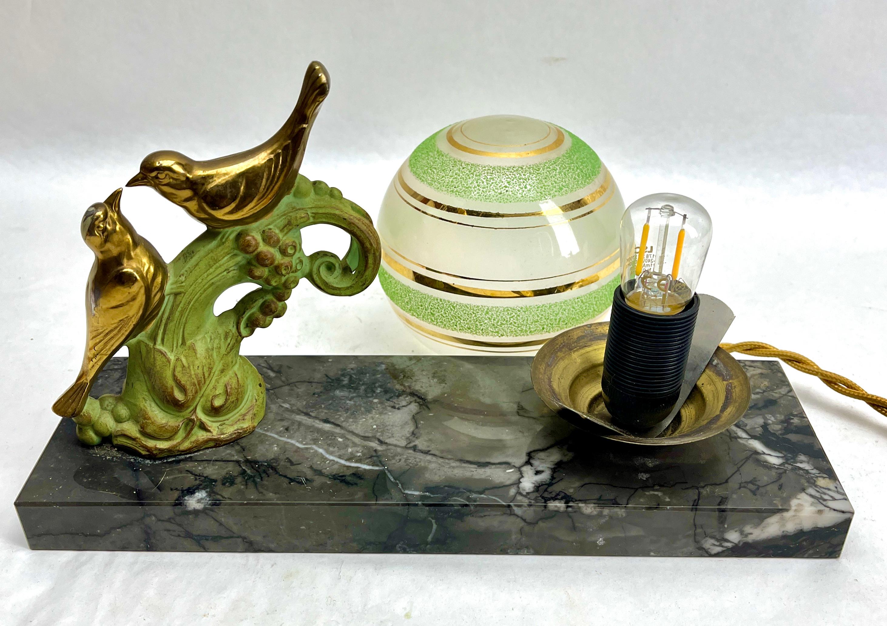 Cold-Painted French Art Deco Table Lamp with stylized Spelter Representation of Birds For Sale