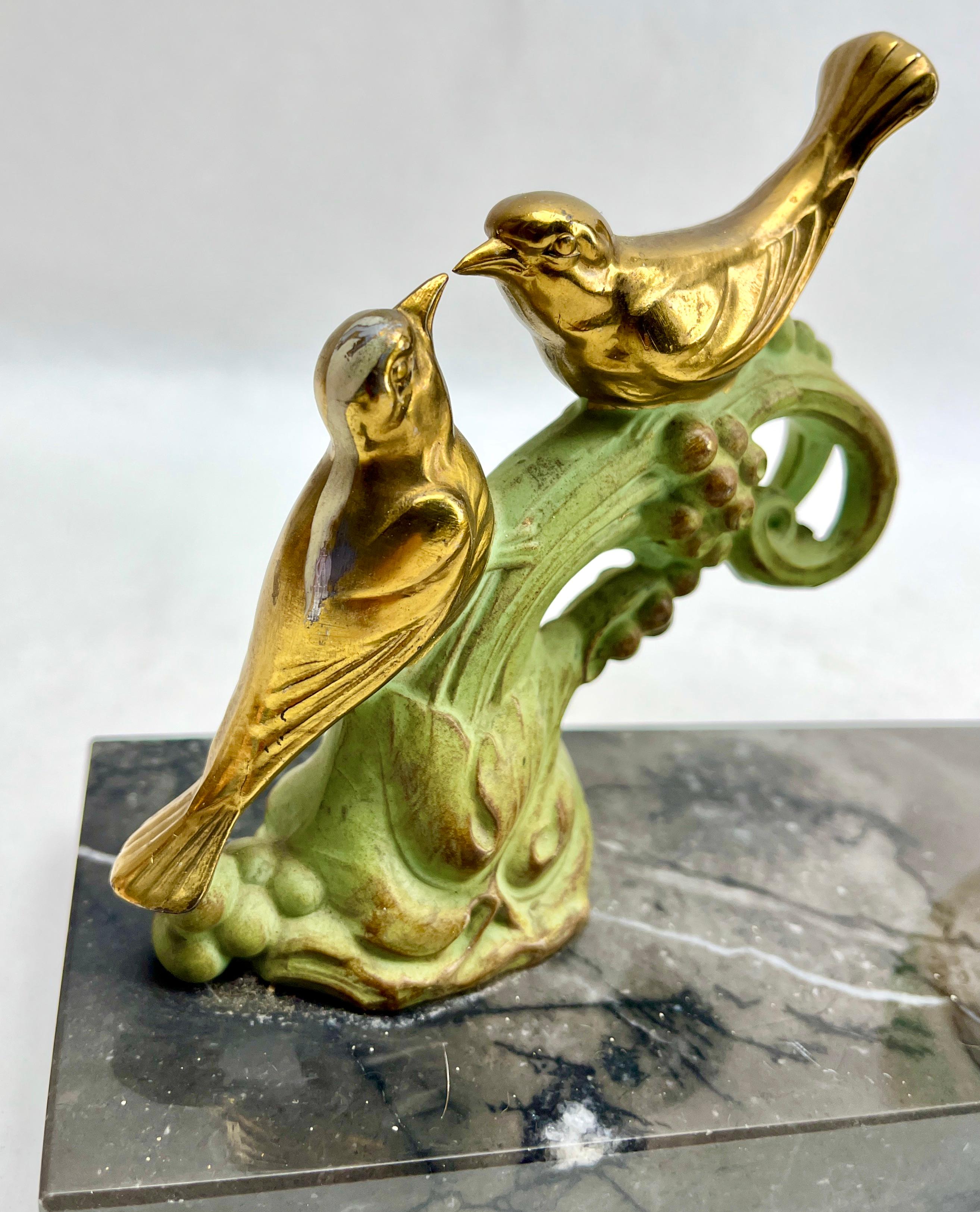 Verre d'art Lampe de table Art Déco française avec représentation en zinc brut stylisé d'oiseaux en vente