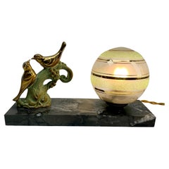 Französische Art-Déco-Tischlampe mit stilisierter Spelter-Darstellung von Vögeln