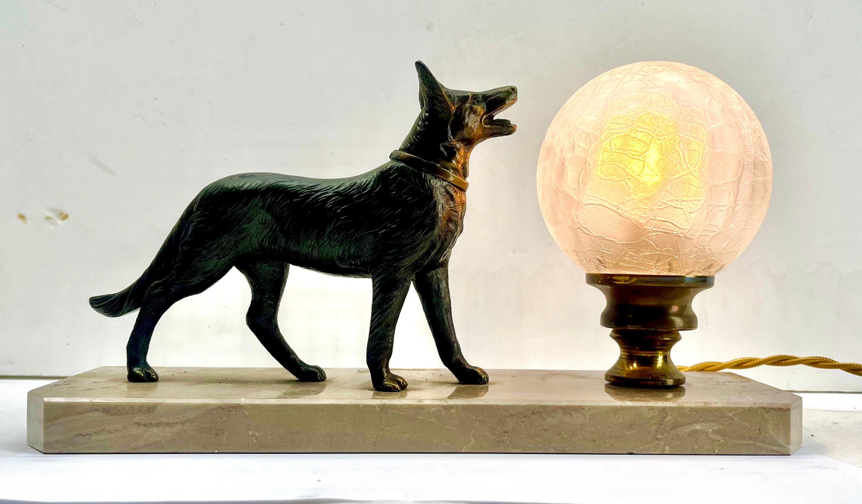 Lampe de table Art déco française avec représentation en étain stylisé d'un chien en vente 5