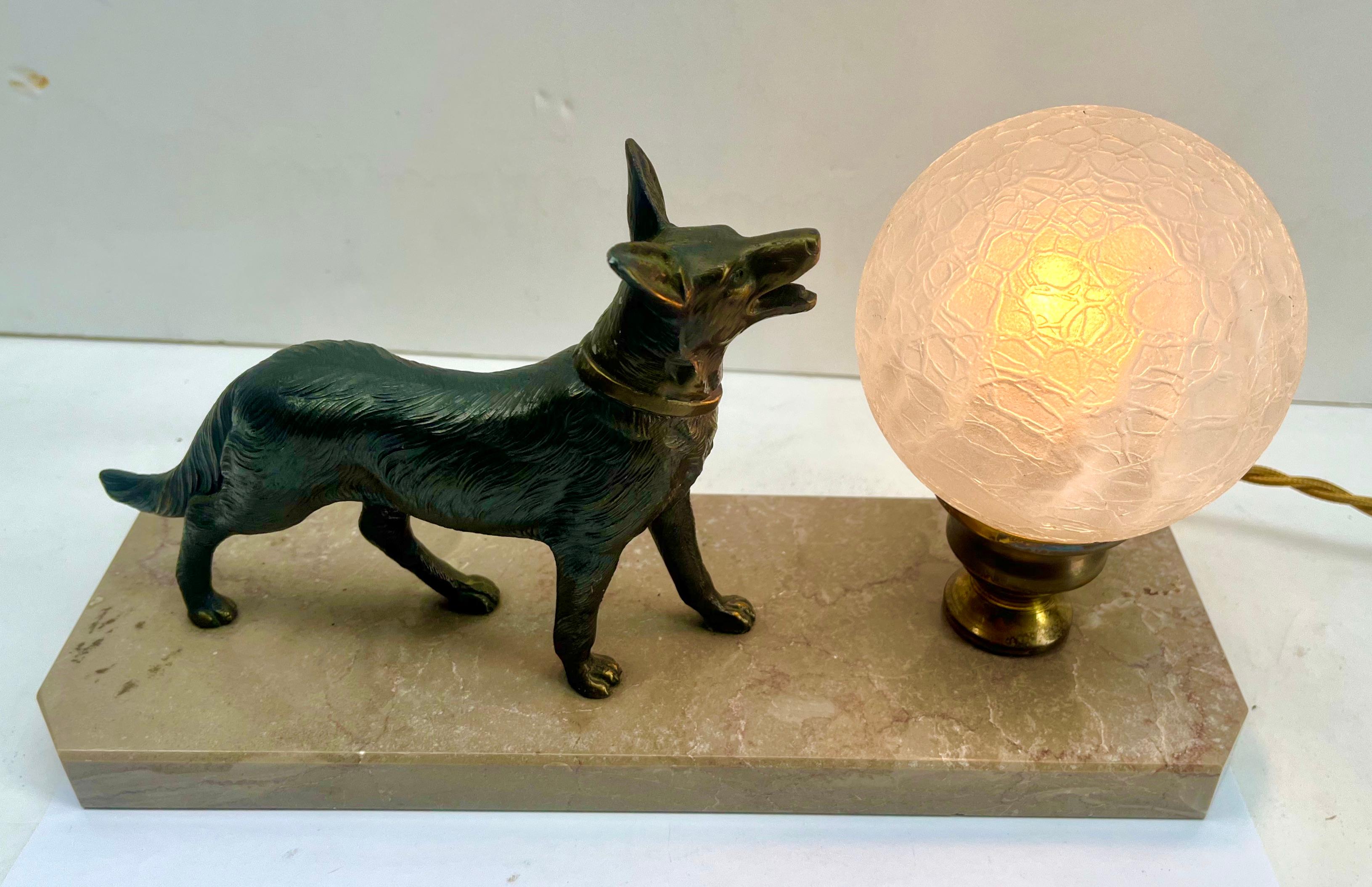 Lampe de table Art déco française avec représentation en étain stylisé d'un chien en vente 7