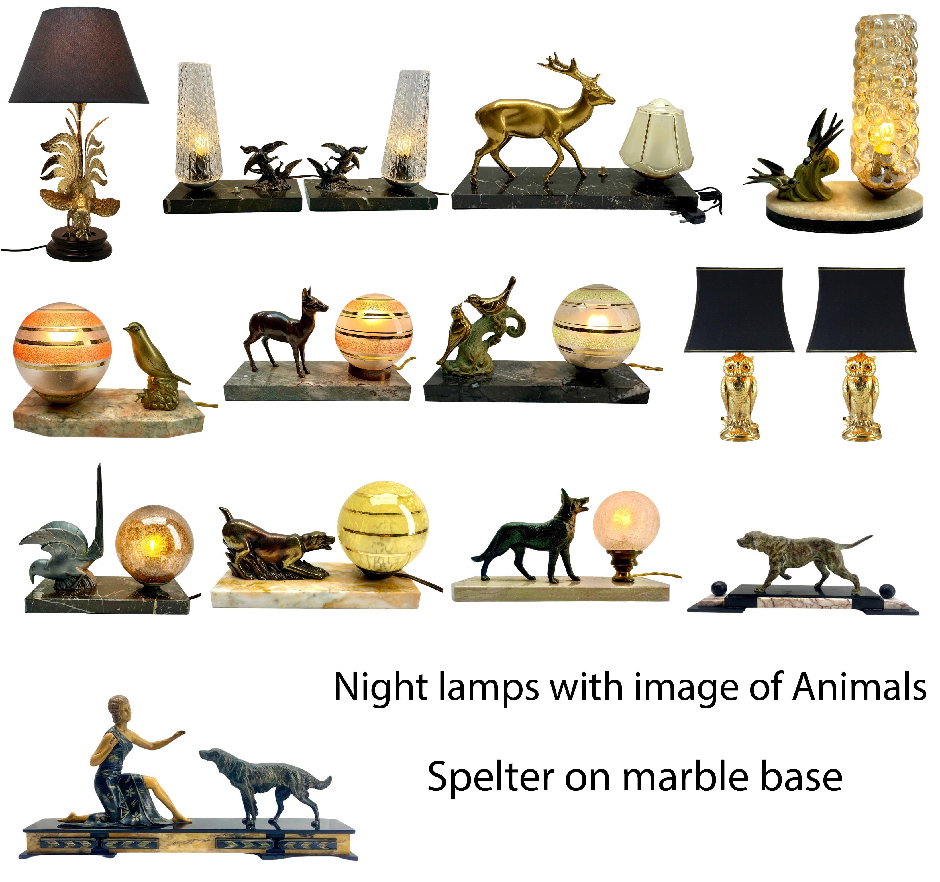 Lampe de table Art déco française avec représentation en étain stylisé d'un chien en vente 11