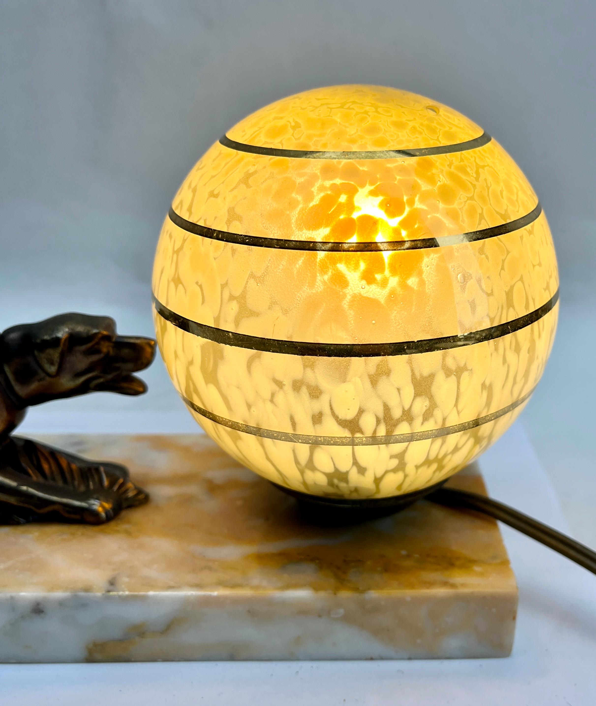 French Art Deco Table Lamp with stylized Spelter Representation of Dog In Good Condition In Verviers, BE