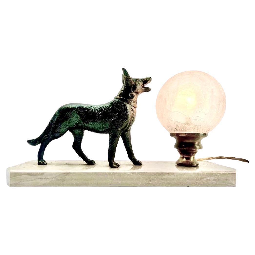 Moulé Lampe de table Art déco française avec représentation en étain stylisé d'un chien en vente
