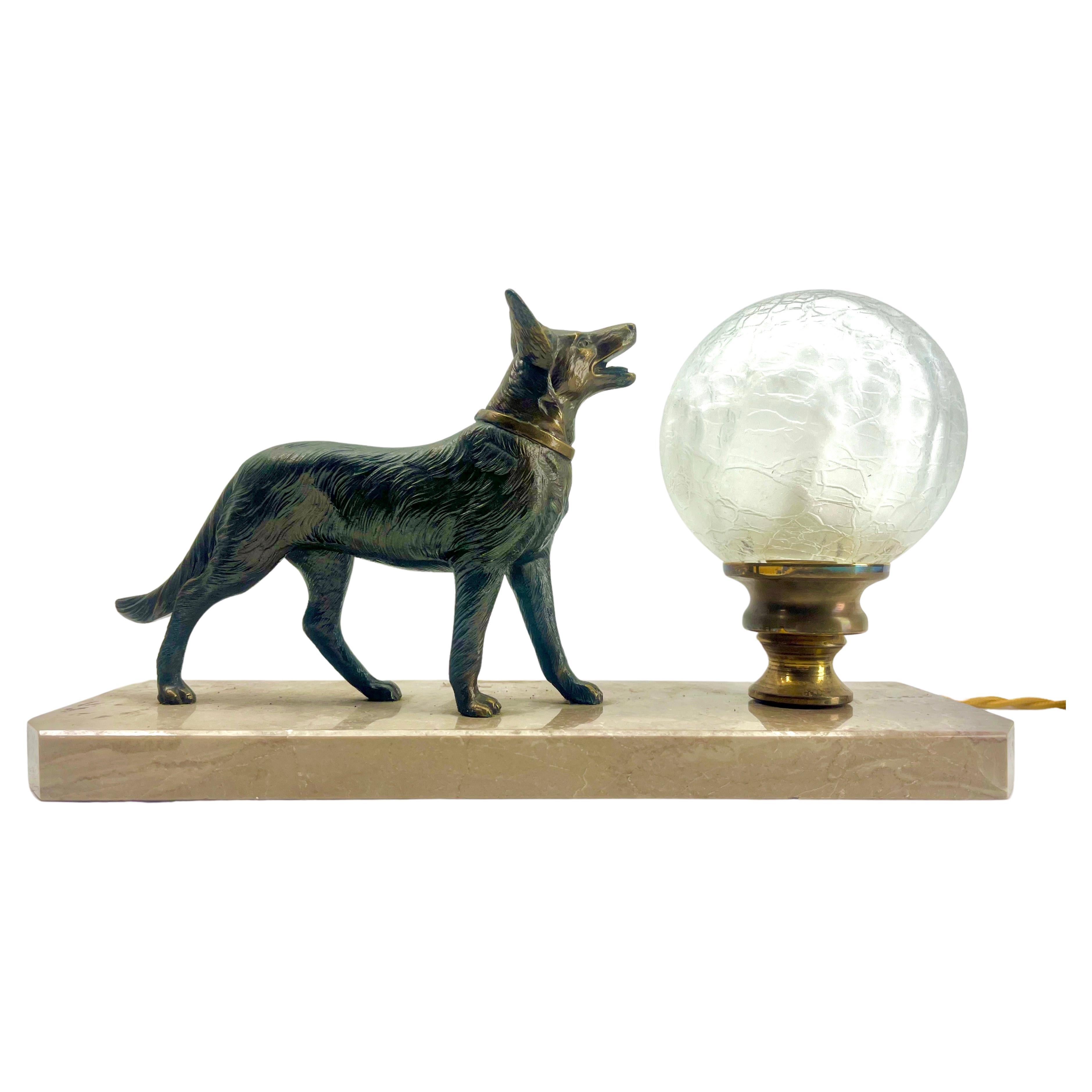 Lampada da tavolo francese Art Déco con rappresentazione stilizzata di cane in peltro