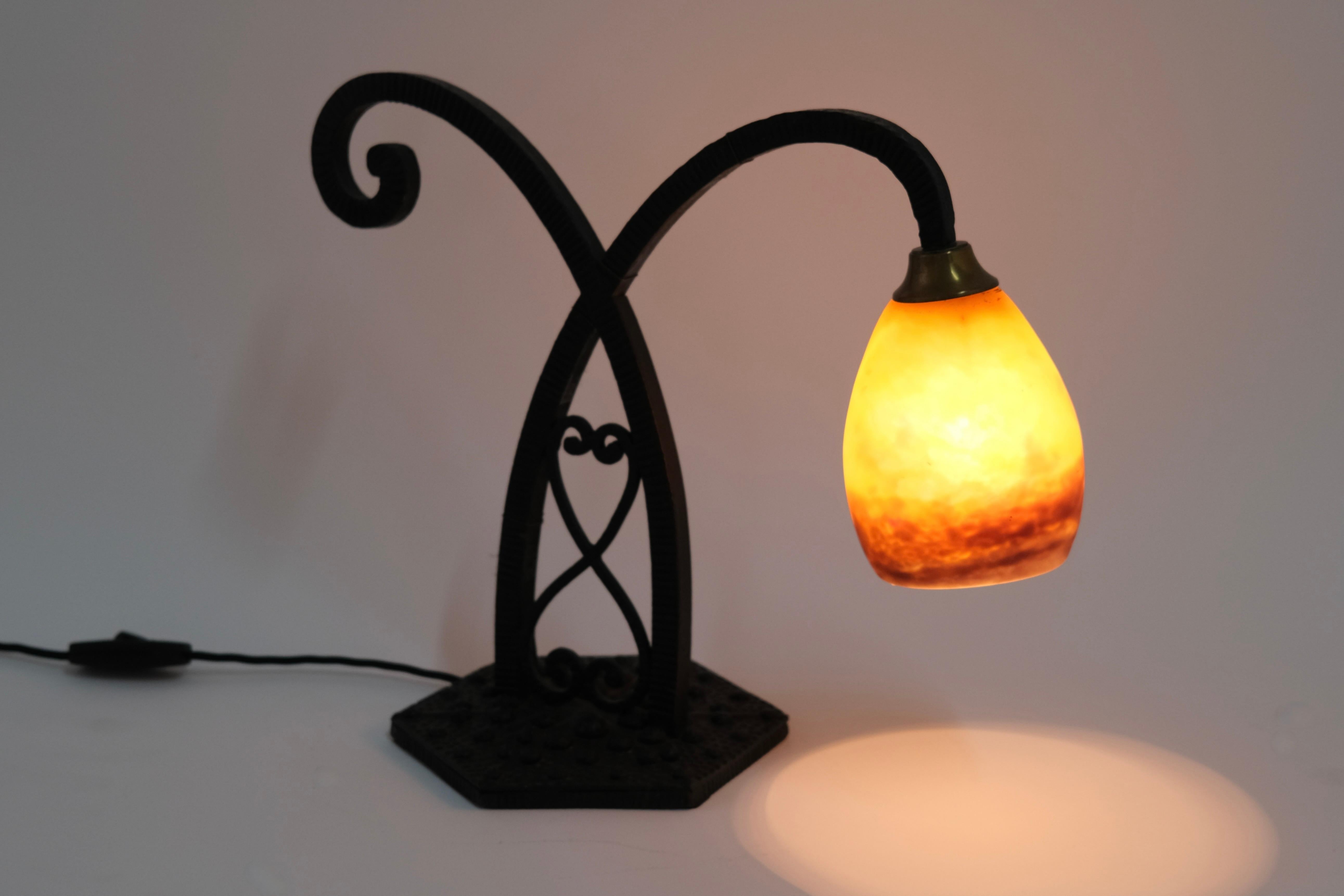 Table lamp with wrought iron mounting.
Glass by Degué, signed.

Original Art Deco, France 1920s

Dimensions:
Width: 42 cm
Height: 33 cm
Depth: 20 cm.