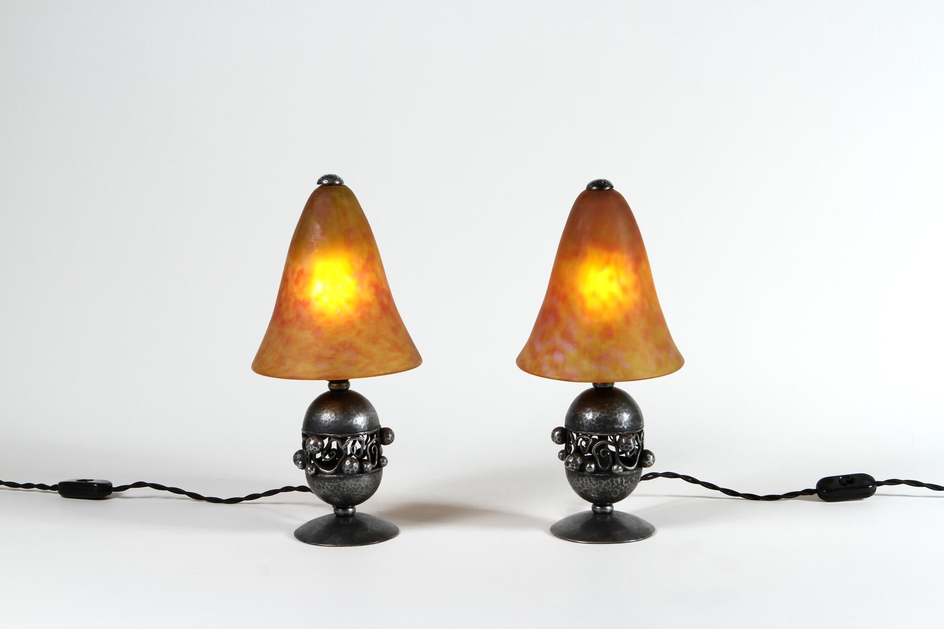 Petites lampes de table Art déco originales  en fer forgé et en verre réalisées par Edgar Brandt et Daum. Modèle iconique de création entre les deux artistes signé sur la base. 