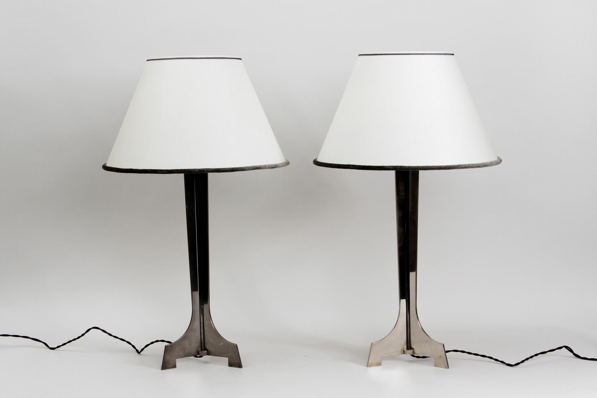 Paire d'originaux Art Deco  lampes de table de Genet & Michon en bronze patiné, signées sur la base comme on peut le voir sur la photo. L'abat-jour est neuf et a été réalisé dans le même style que l'abat-jour d'origine avec un  tissu parcheminé.