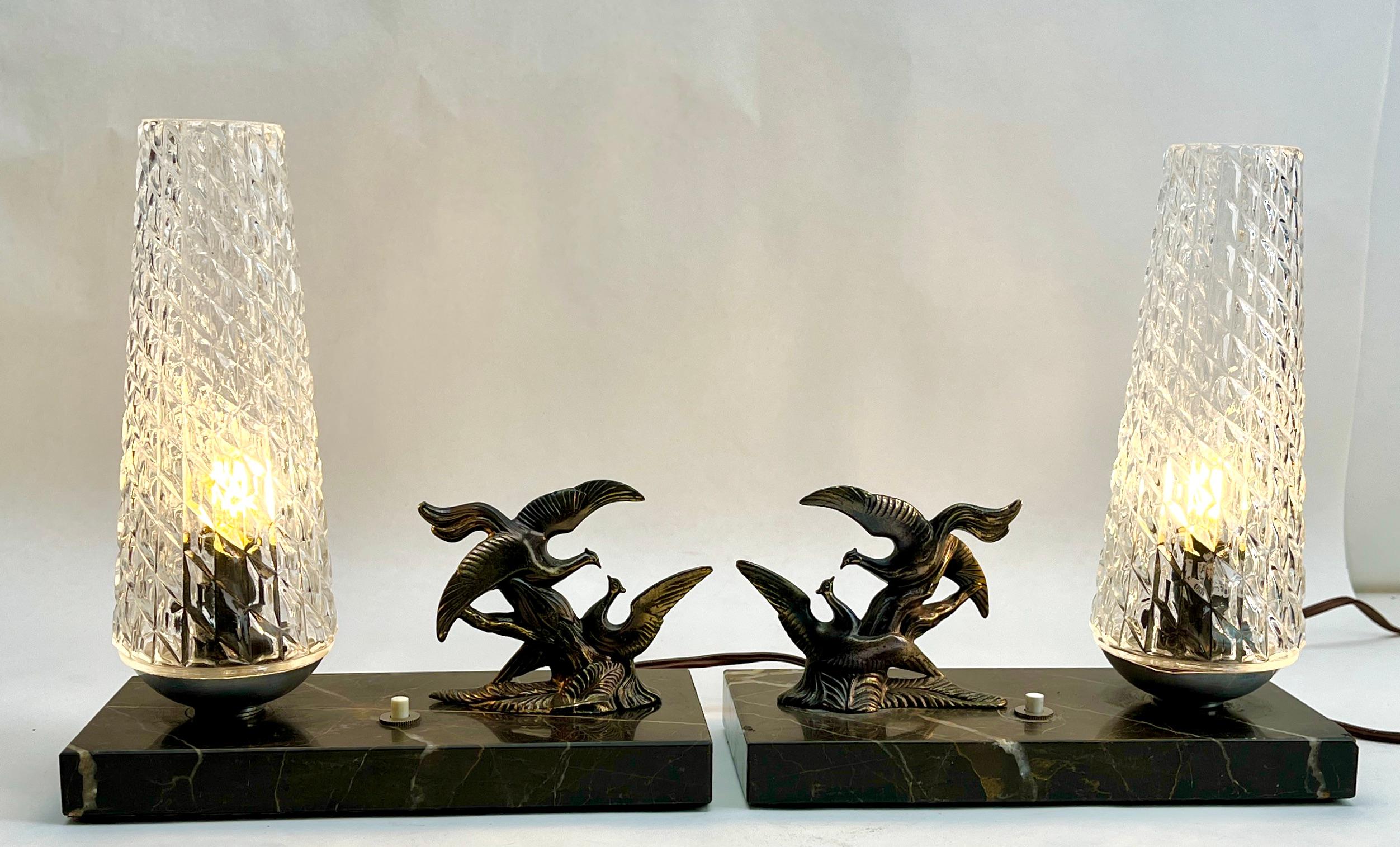 Français Lampes de table Art déco françaises avec motif d'oiseaux en zinc brut en vente