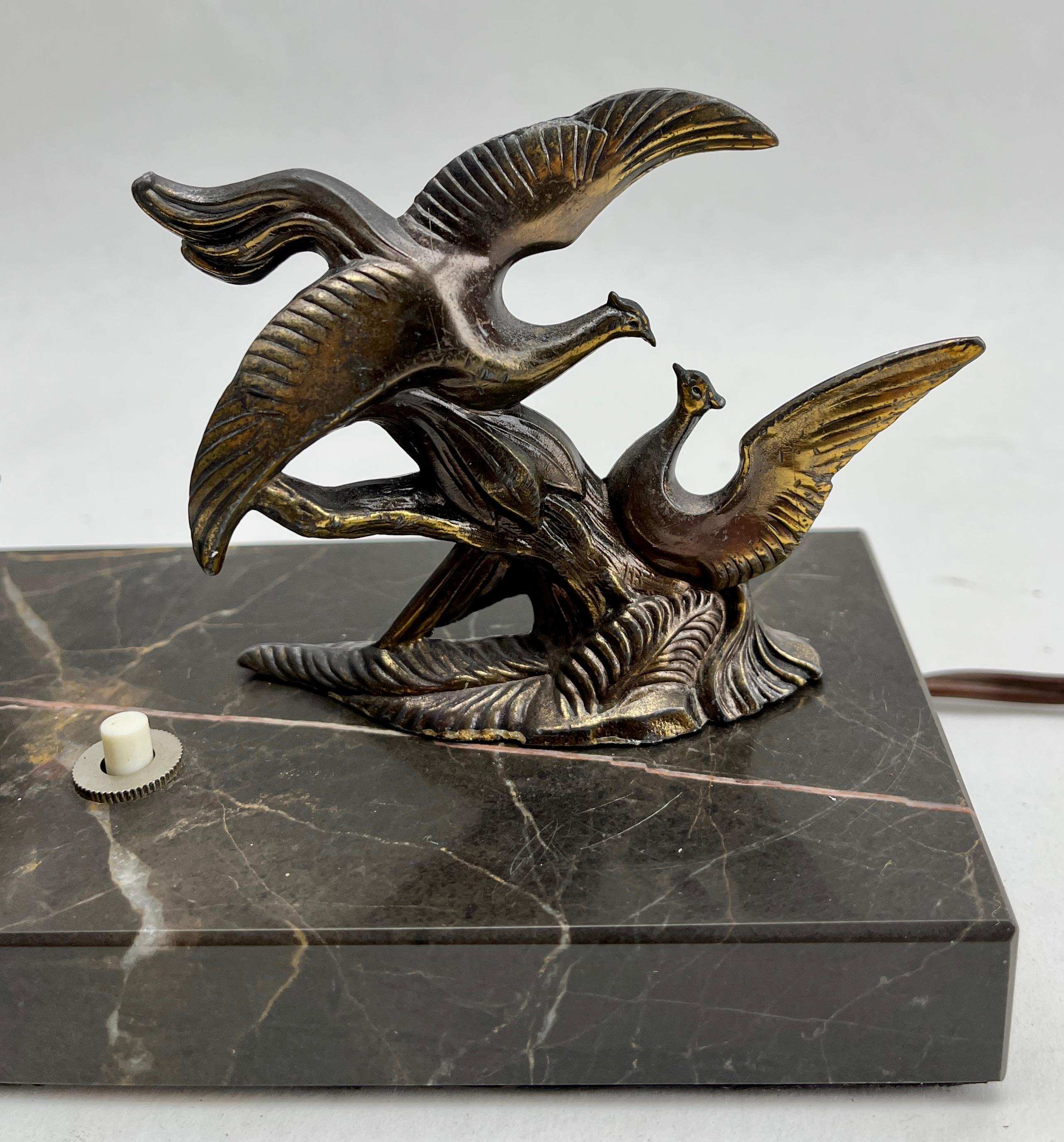 Moulé Lampes de table Art déco françaises avec motif d'oiseaux en zinc brut en vente