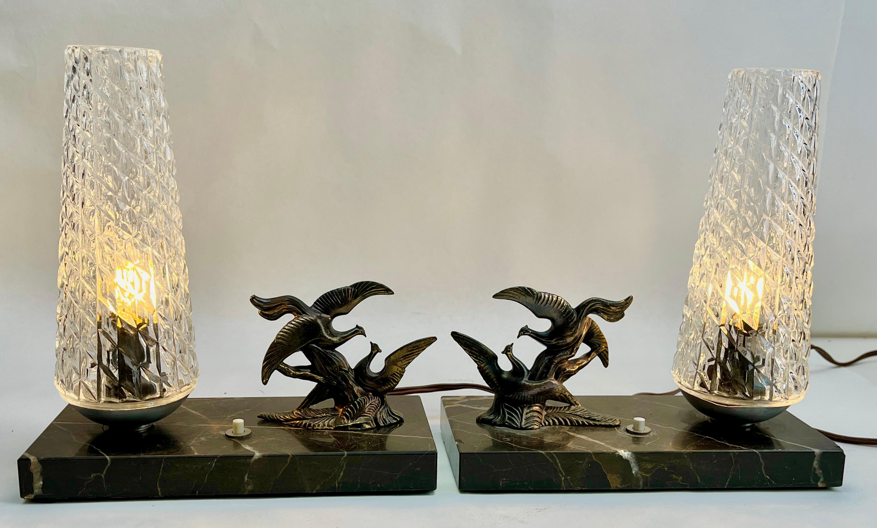 Lampes de table Art déco françaises avec motif d'oiseaux en zinc brut Bon état - En vente à Verviers, BE