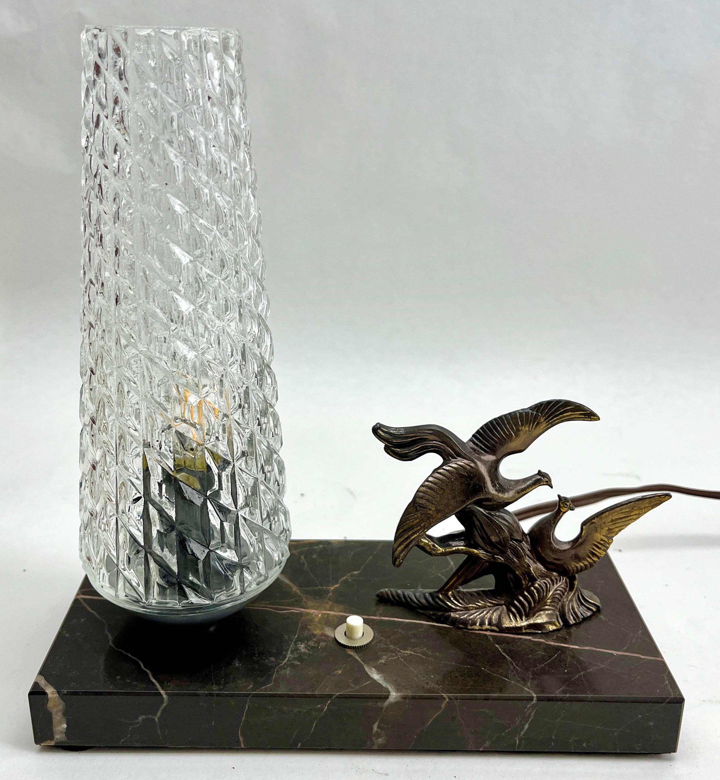 Lampes de table Art déco françaises avec motif d'oiseaux en zinc brut en vente 1