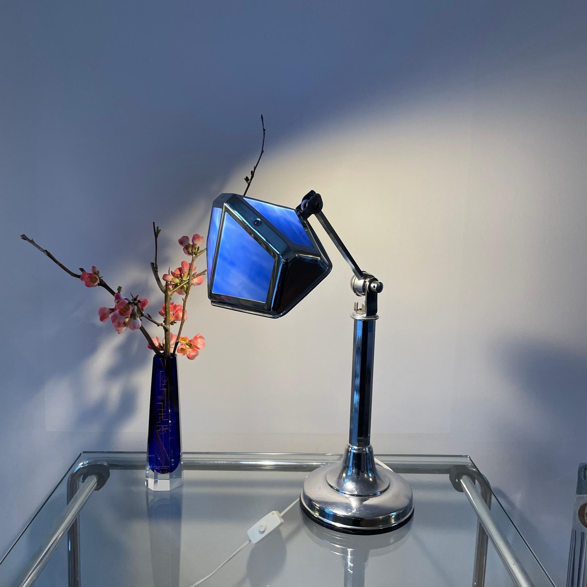 Art deco French table lamp by Pirouett, in chromed brass and blue glass.
This model is the ‘Living Room’ model created in 1938 by the famous French house Pirouett, inventor of the first French articulated office lamps in the 1920s.
Clever and