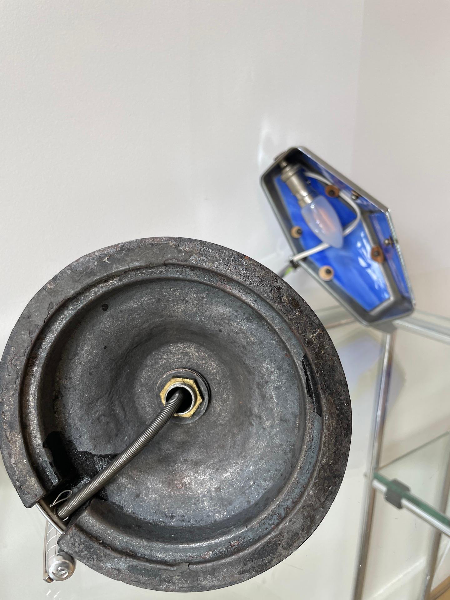 Lampe de bureau Art Déco française en laiton chromé et verre à pâte bleue, Pirouett Bon état à Crespières, FR