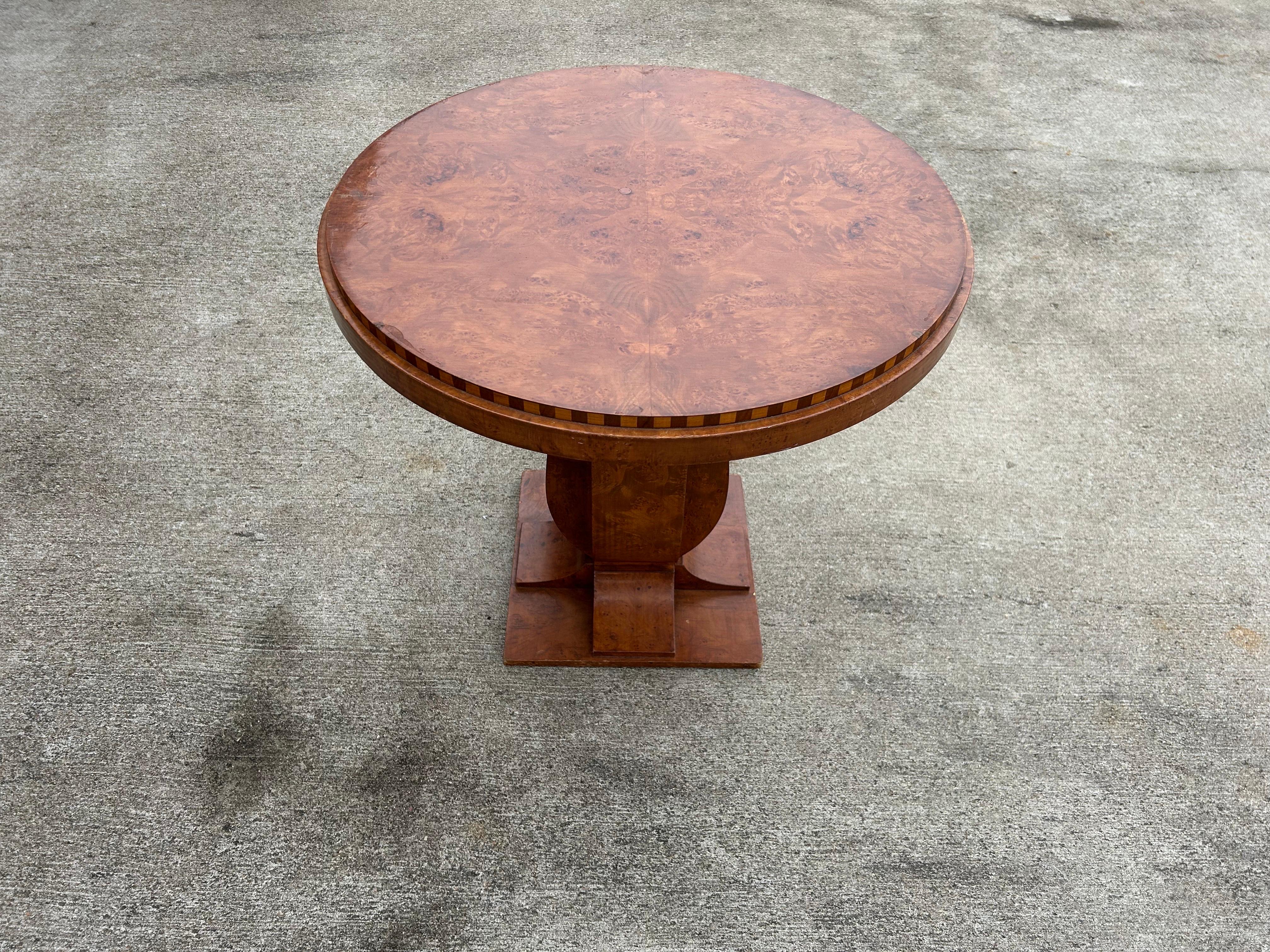 Table ou Guéridon Art Déco Français.
Cette table d'appoint ronde en noyer de style Art Déco présente une belle base géométrique et un bandeau intéressant autour du plateau.
La table d'appoint parfaite pour être utilisée à côté d'un canapé ou entre