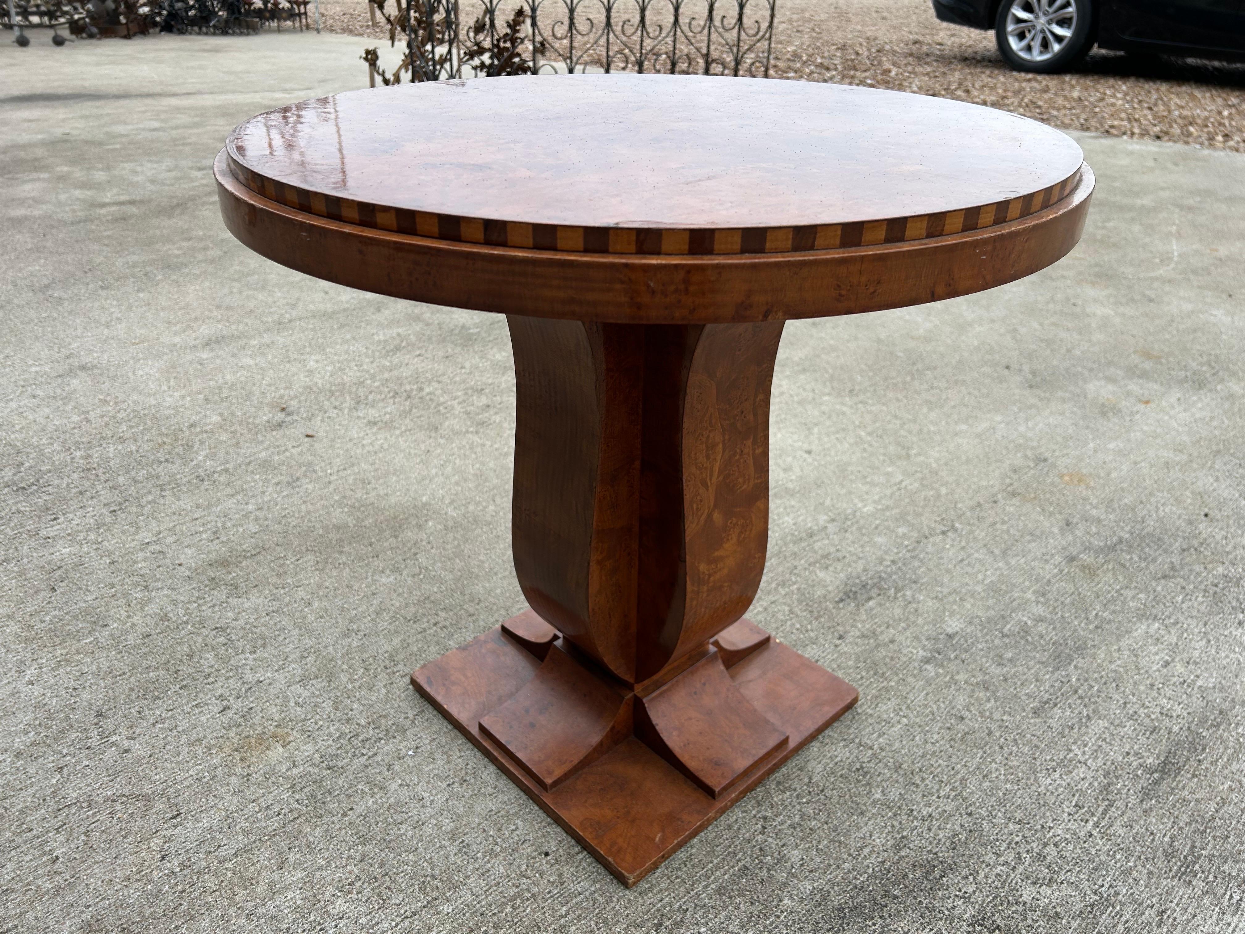 Noyer Table ou Gueridon Art Déco Français en vente
