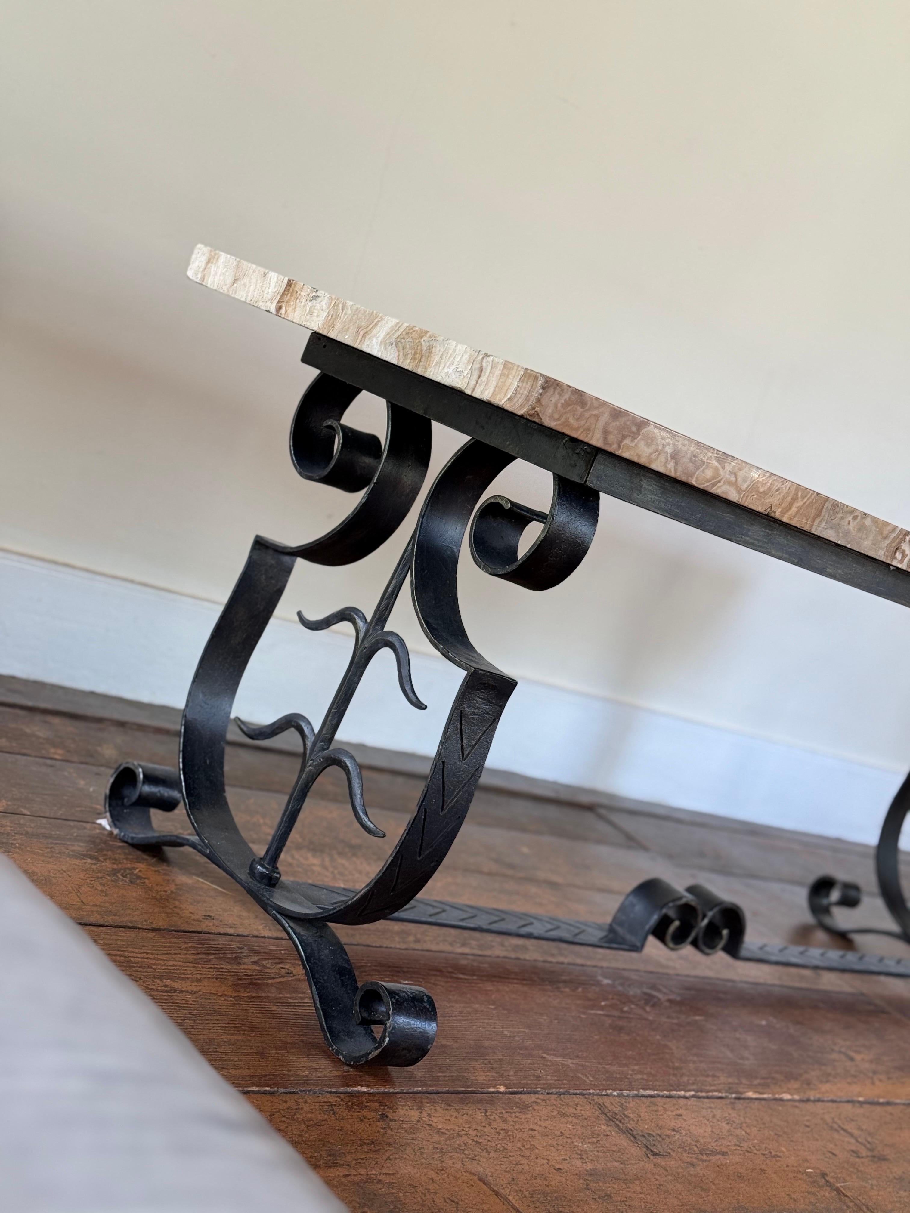 Mesa francesa art déco con tablero de piedra y base de hierro en venta 4