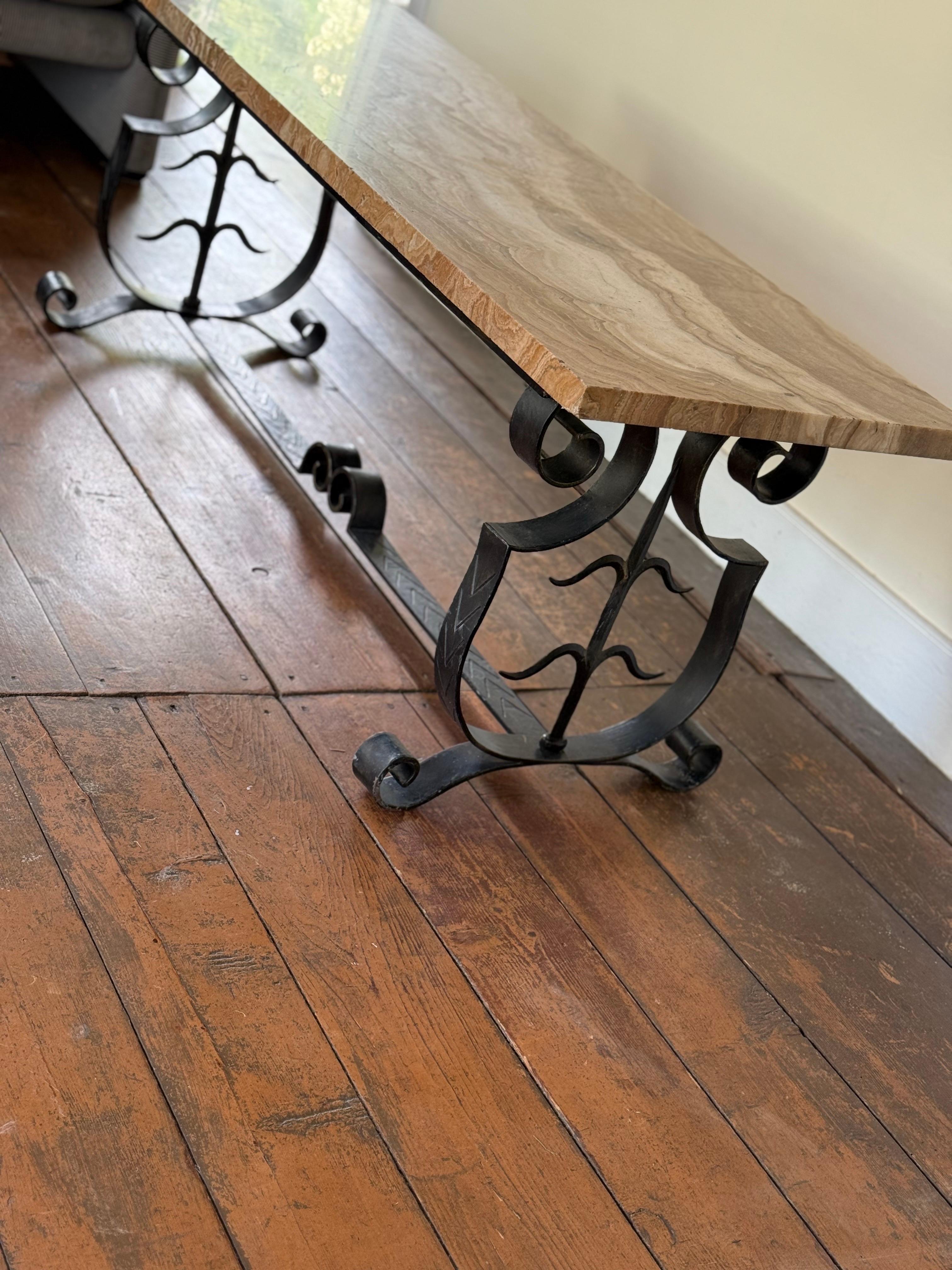Mesa francesa art déco con tablero de piedra y base de hierro Francés en venta