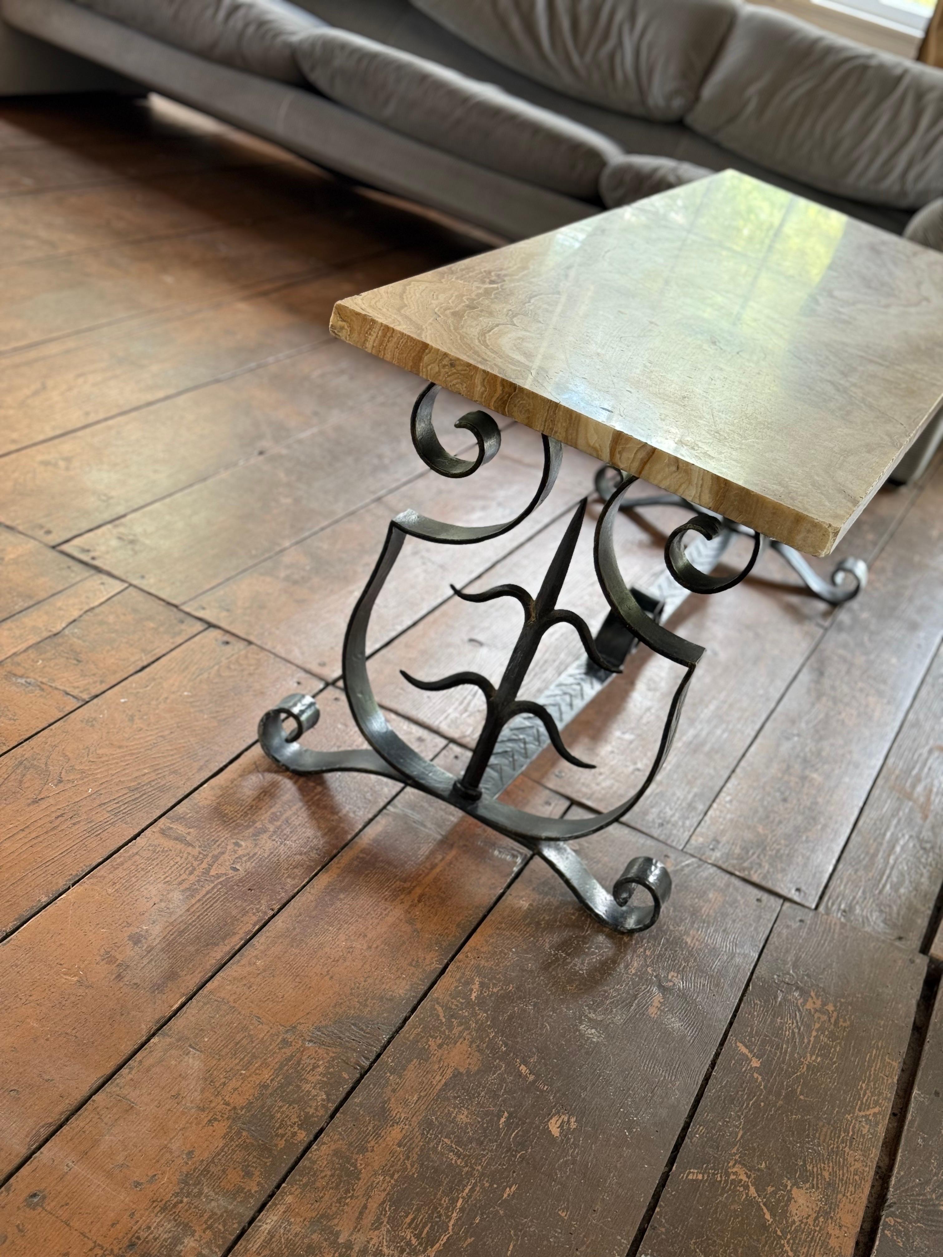 Mesa francesa art déco con tablero de piedra y base de hierro en Bueno estado para la venta en Hudson, NY
