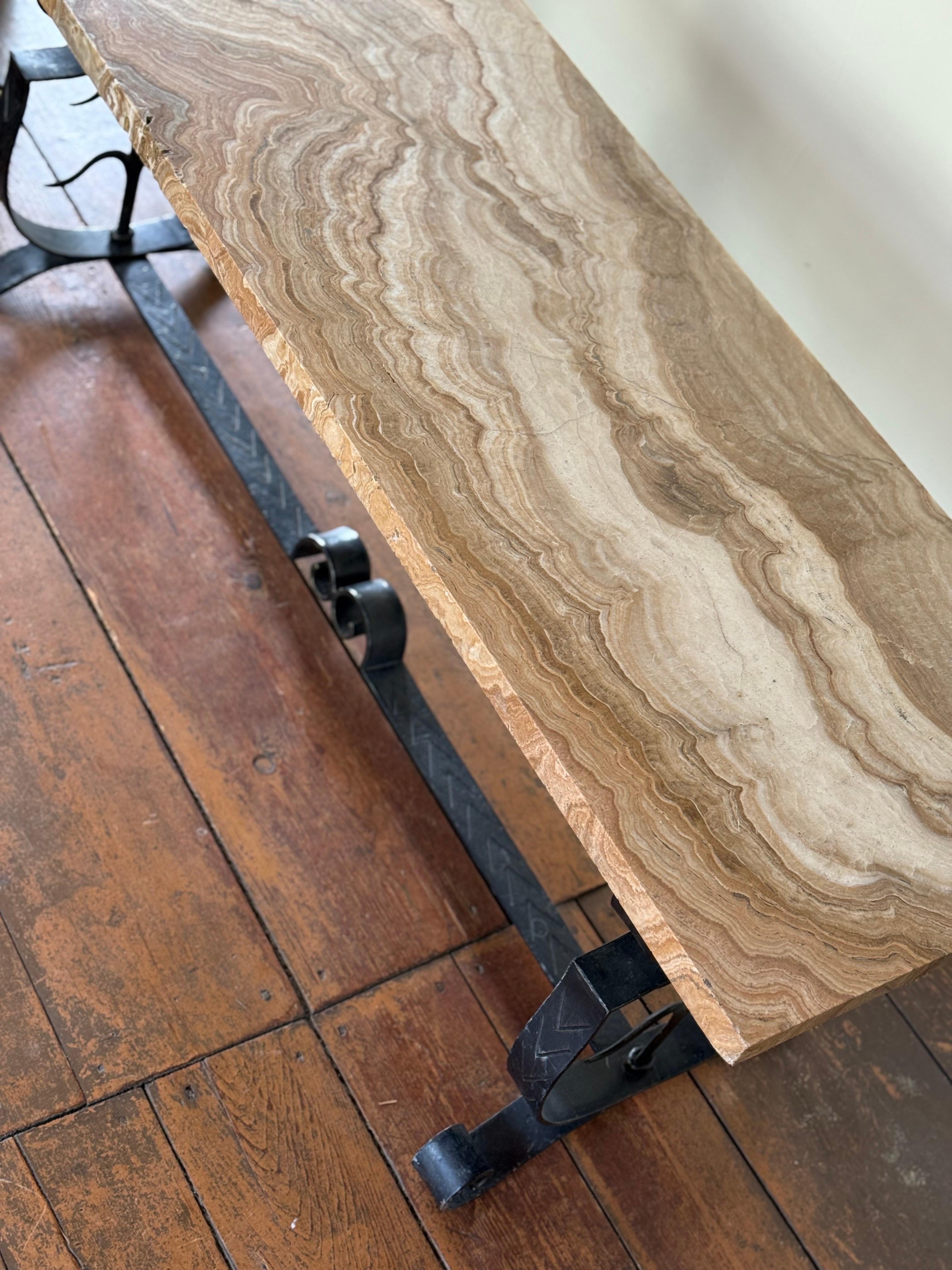 Mesa francesa art déco con tablero de piedra y base de hierro principios del siglo XX en venta