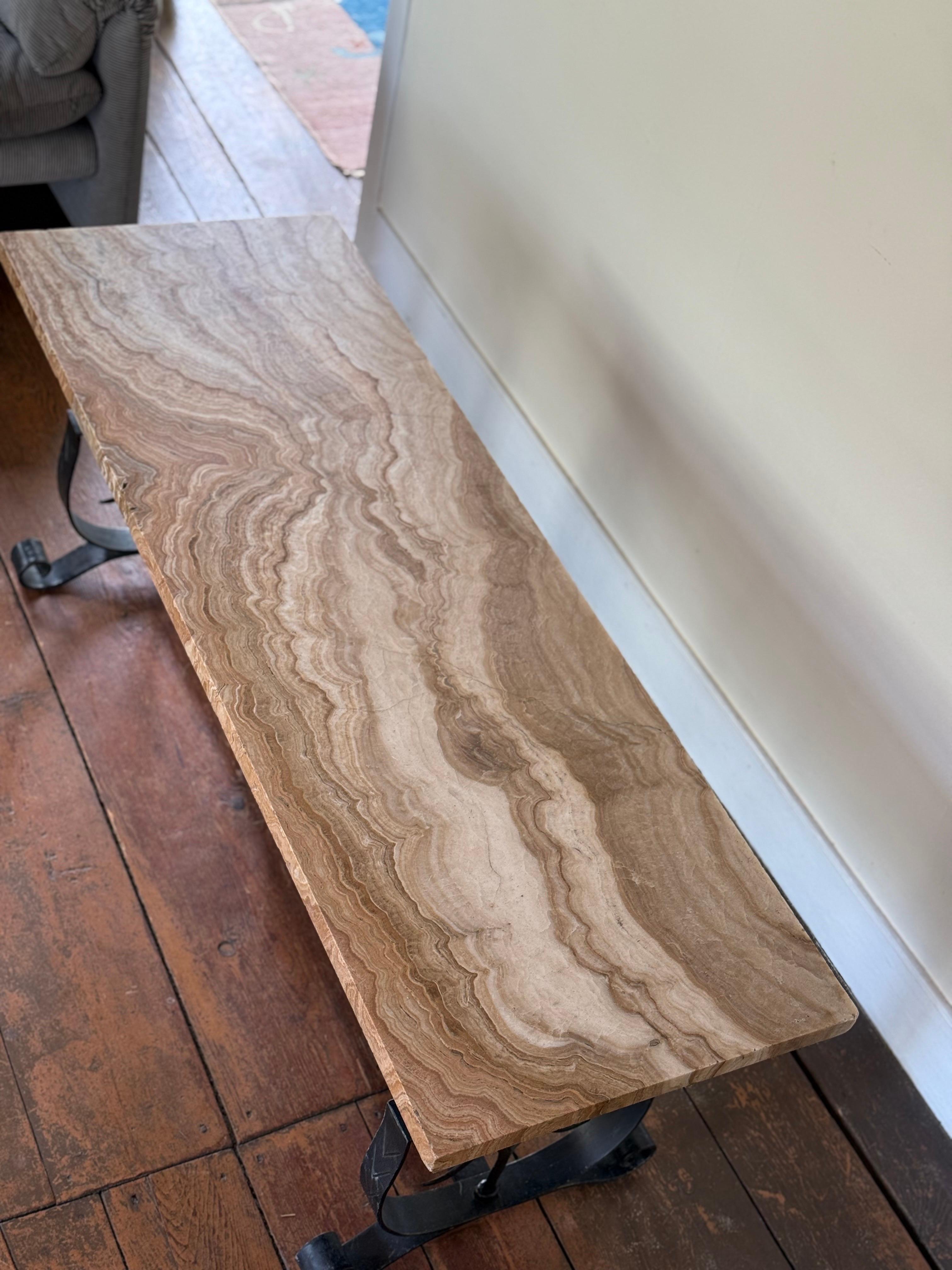 Mesa francesa art déco con tablero de piedra y base de hierro Ónix en venta