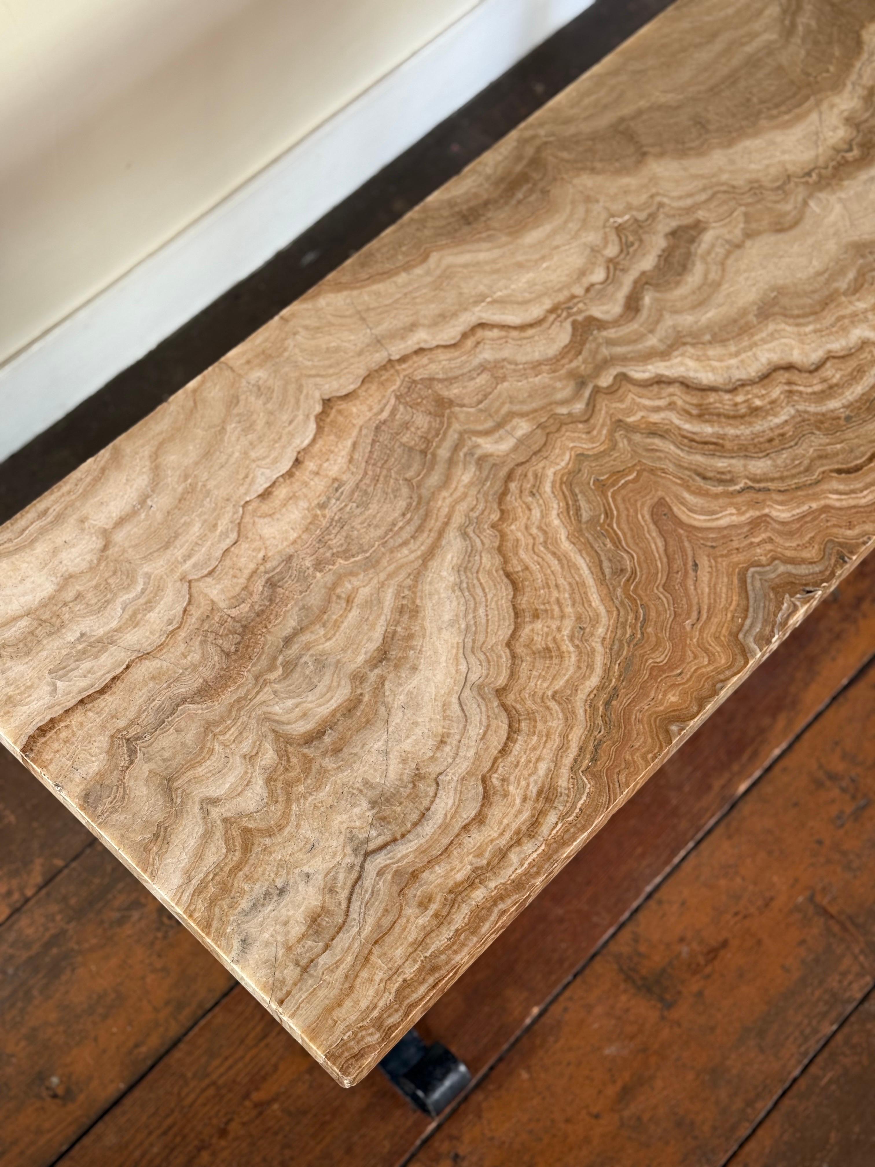 Mesa francesa art déco con tablero de piedra y base de hierro en venta 1