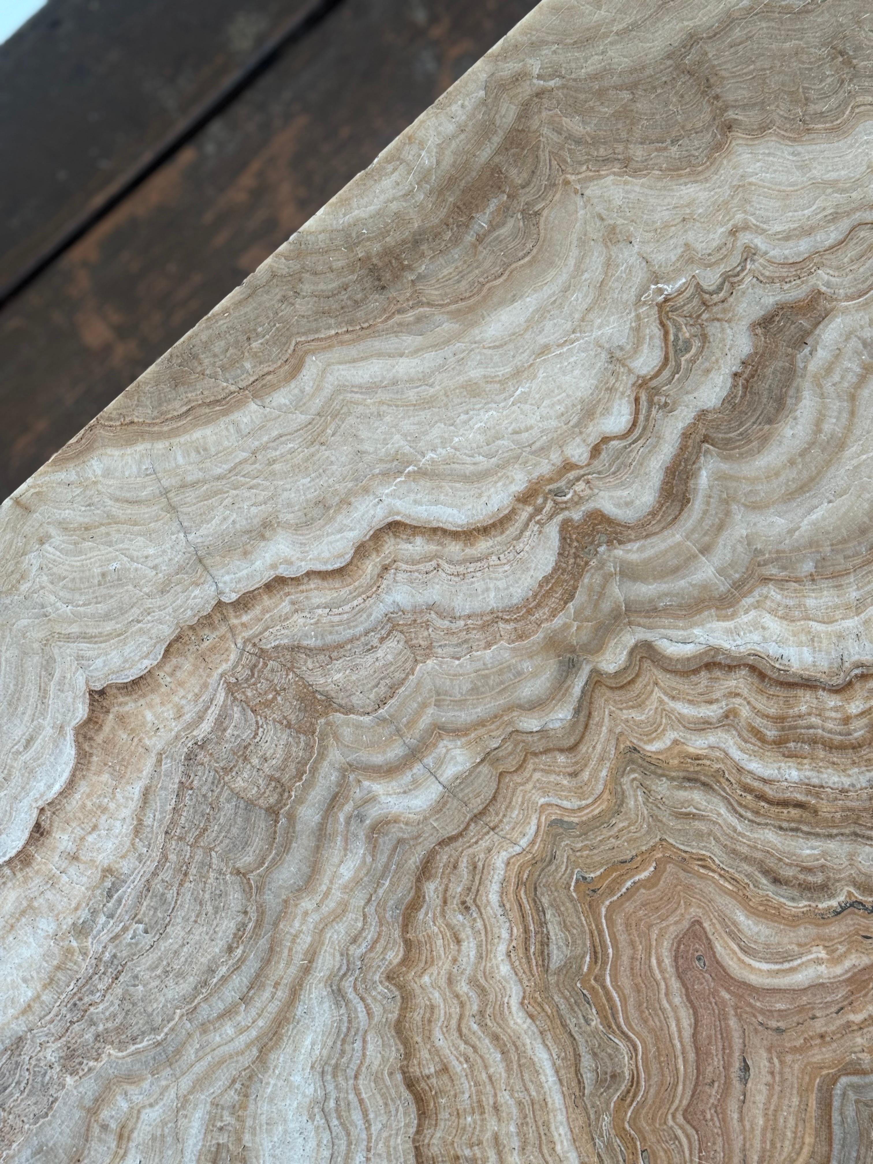 Mesa francesa art déco con tablero de piedra y base de hierro en venta 2