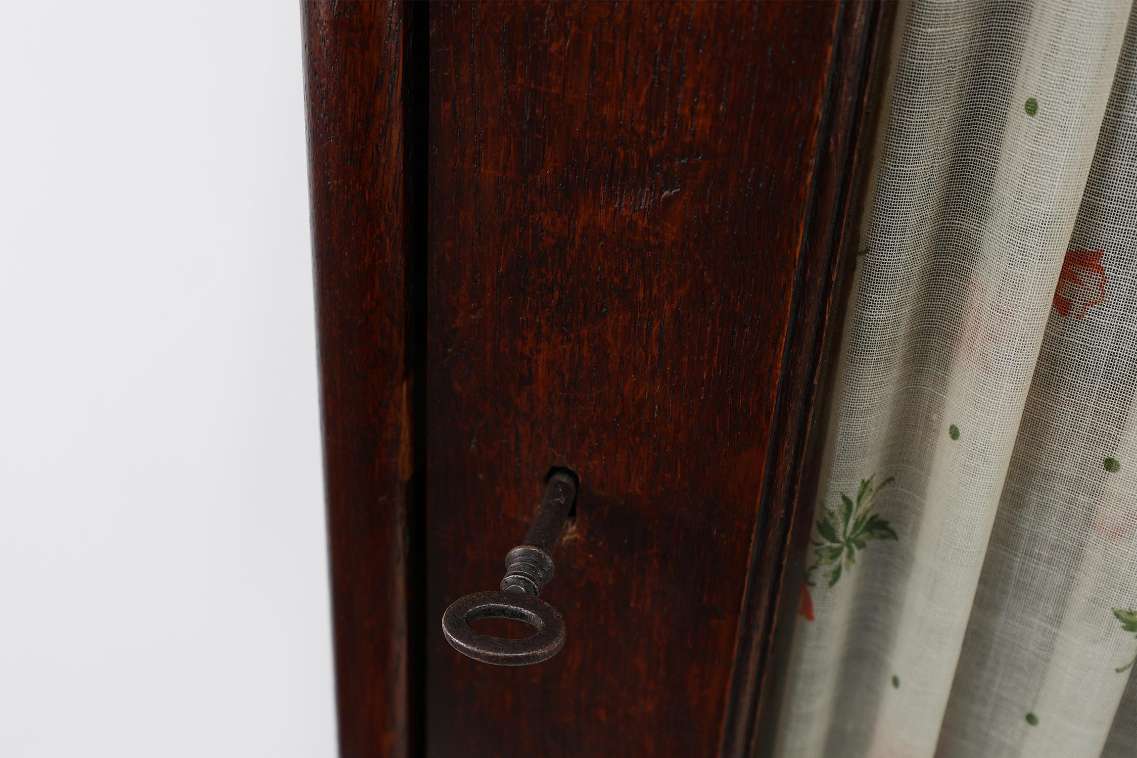 French Art Deco tall cabinet with glass door and hidden compartiment, ca. 1920 For Sale 3