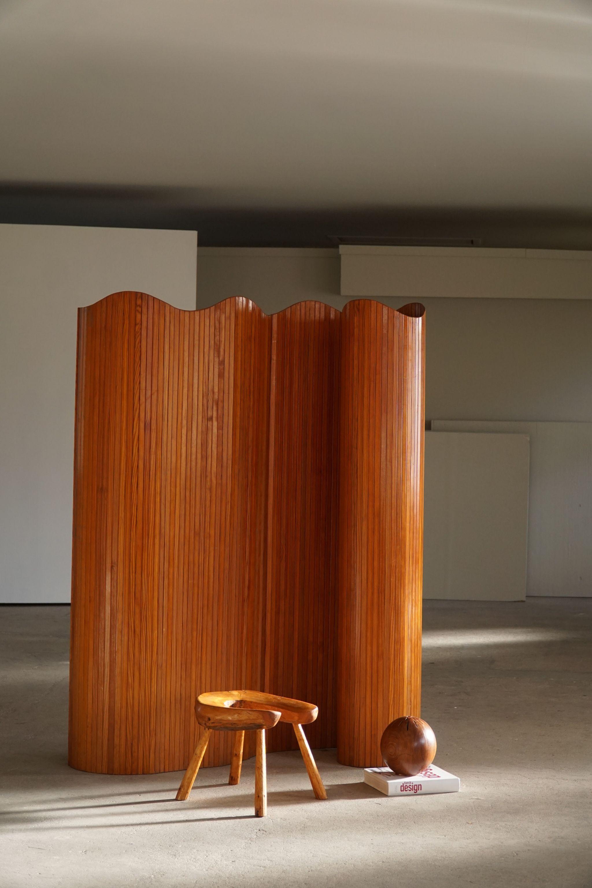 French Art Deco large freestanding tambour room divider / folding screen in patinated pine. Made by Jomaine Baumann in 1930s, France. This vintage room divider is in great original condition. Such a beautiful design that will complement many