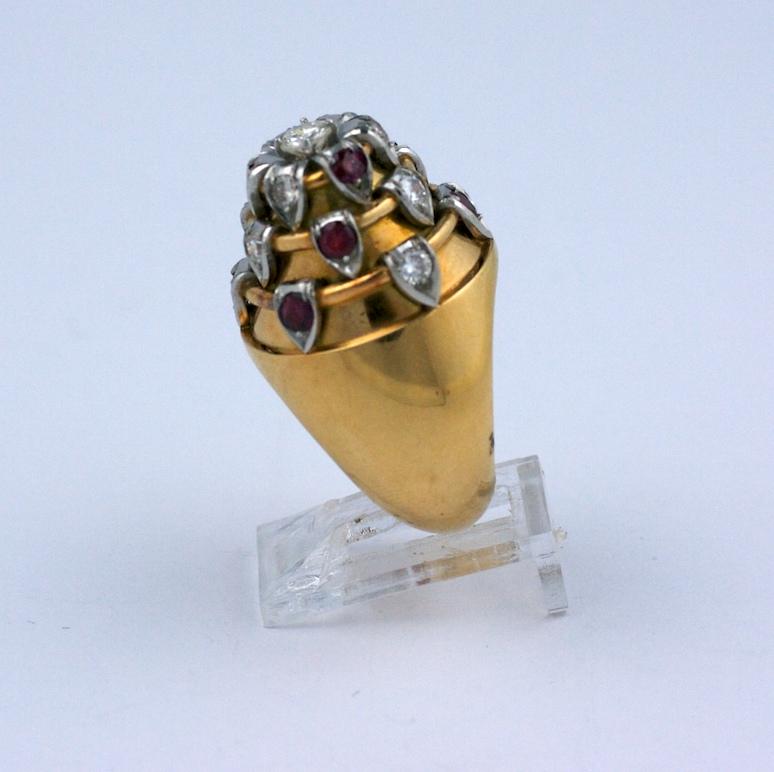 Bague Temple Art Déco français en or 18k rubis et diamants. Incroyable conception en gradins avec des pétales de platine sertis de pierres qui se déploient à chaque niveau. Design/One de très haut niveau et probablement fabriqué par l'une des