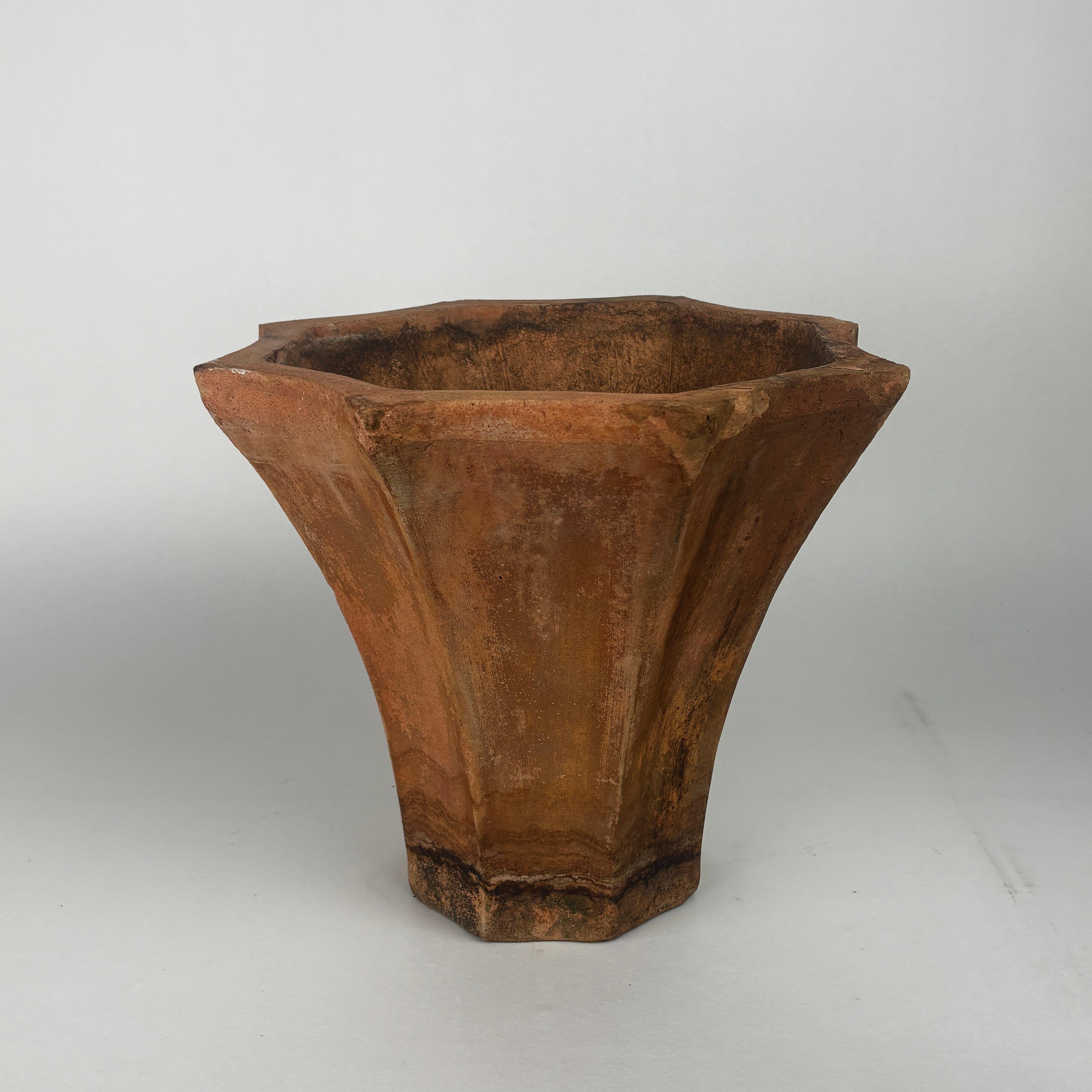 Terrakotta-Pflanzgefäß.

Französischer Deko-Stil mit Gebrauchs- und Außenschäden, voll funktionsfähig und stabil.

