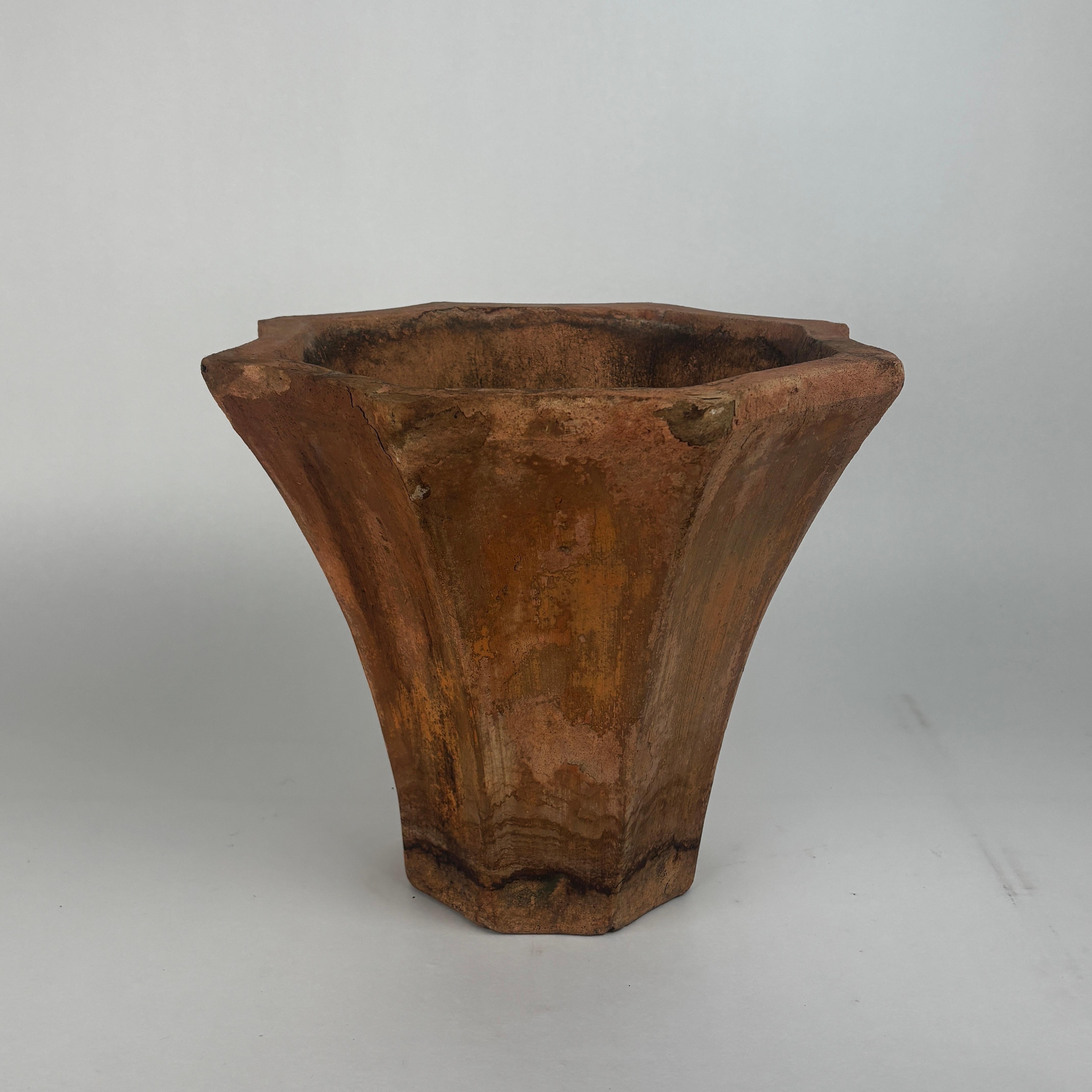 Französisch Art Deco Terra Cotta Pflanzgefäß Topf (Geformt) im Angebot