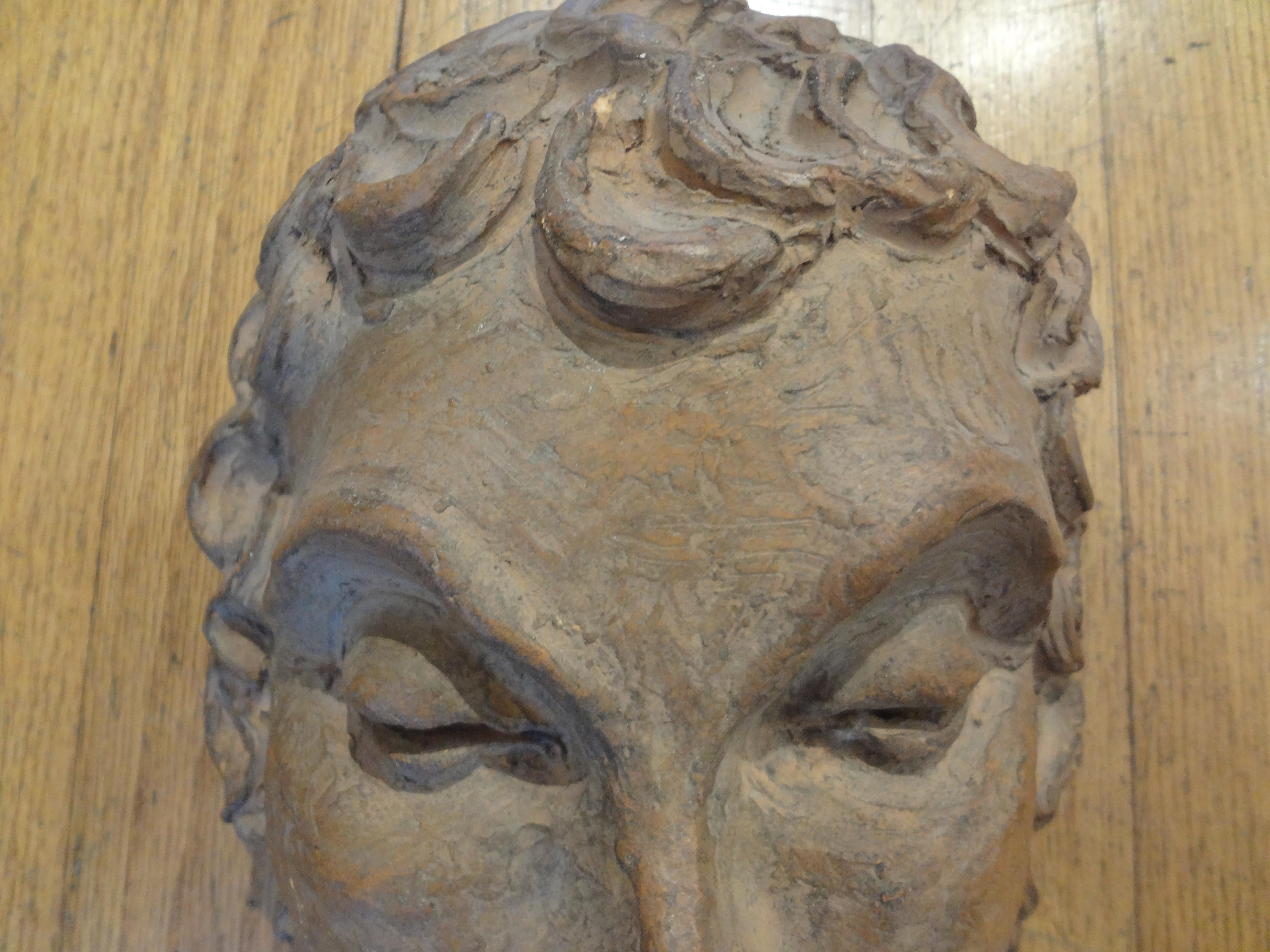 Milieu du XXe siècle Sculpture de masque facial en terre cuite Art déco français en vente