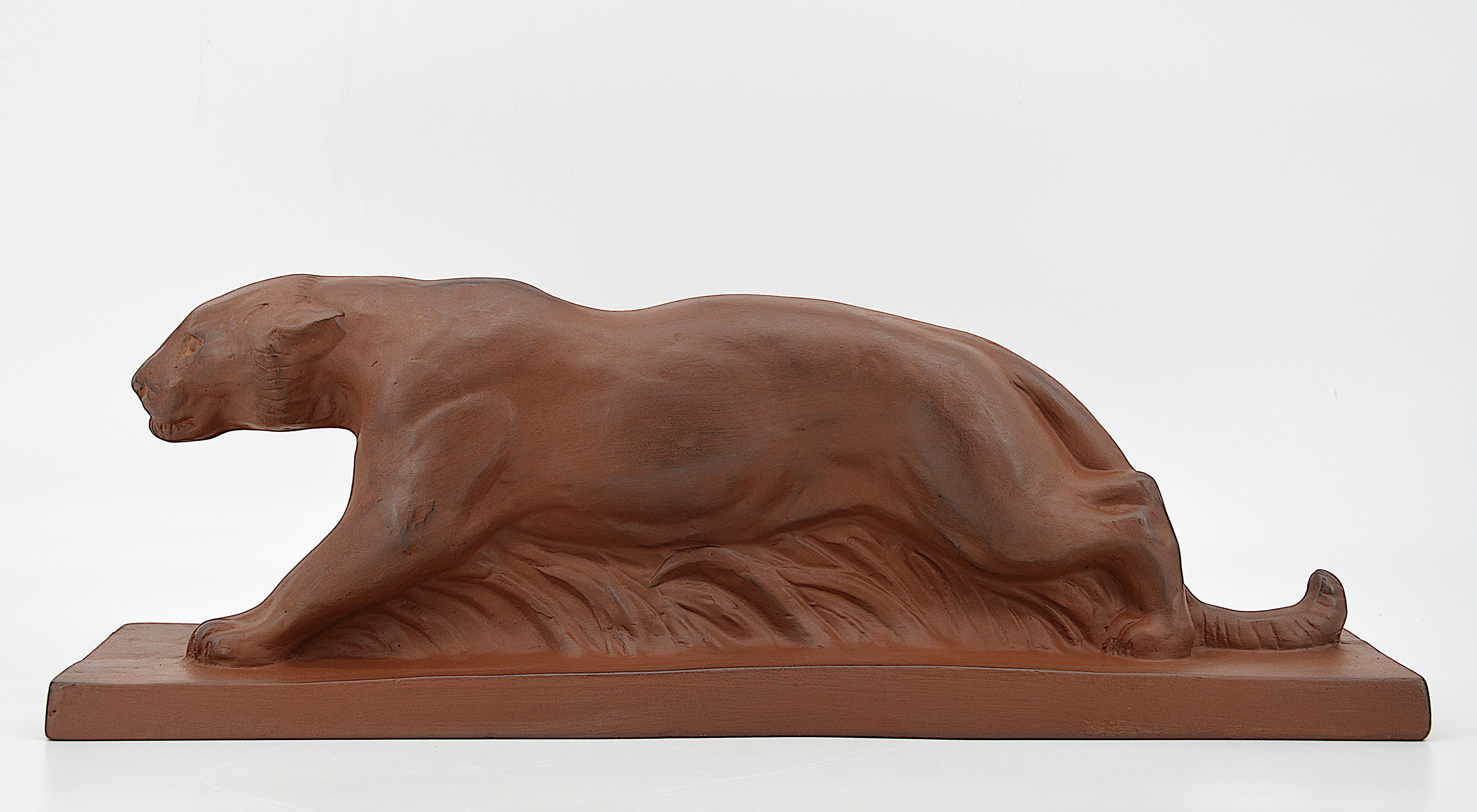 Français Sculpture de lionne en terre cuite Art Déco française de Michael, années 1930 en vente