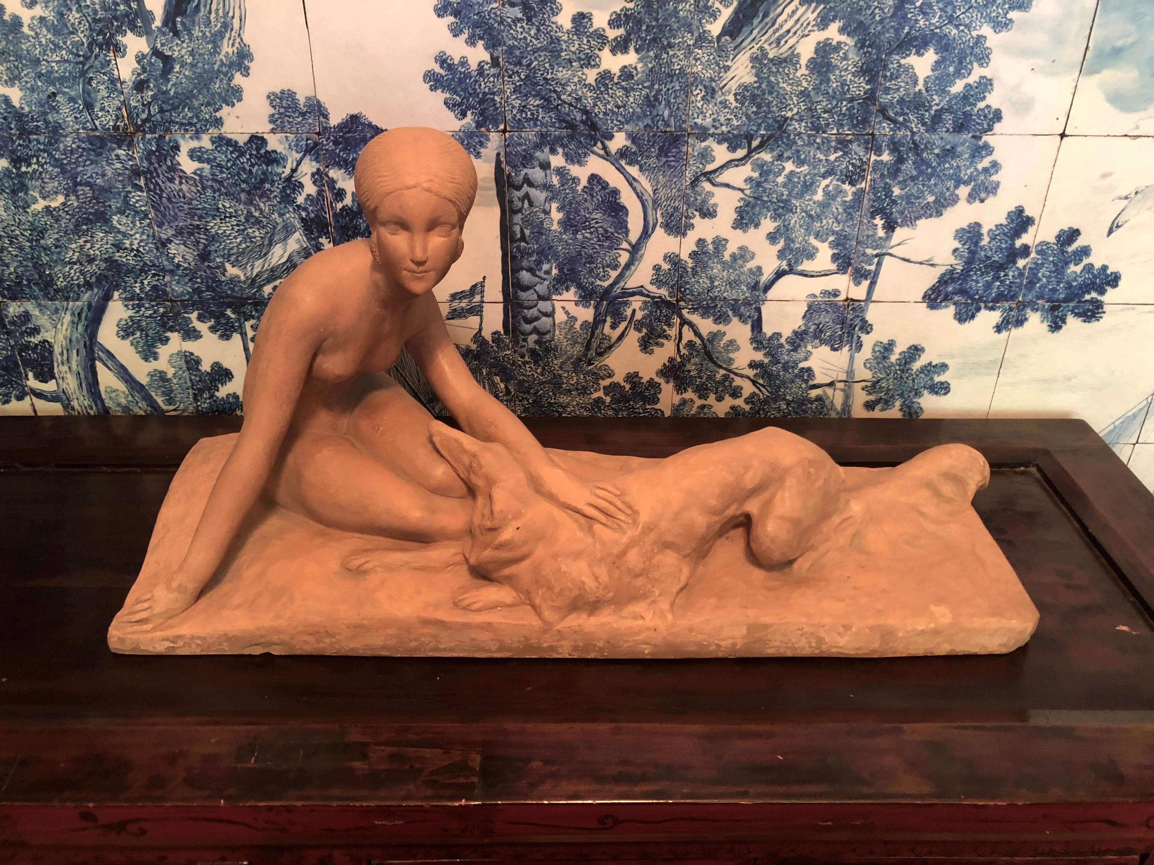 Français  Sculpture française Art déco en terre cuite d'une femme avec un chien,  George Costes en vente