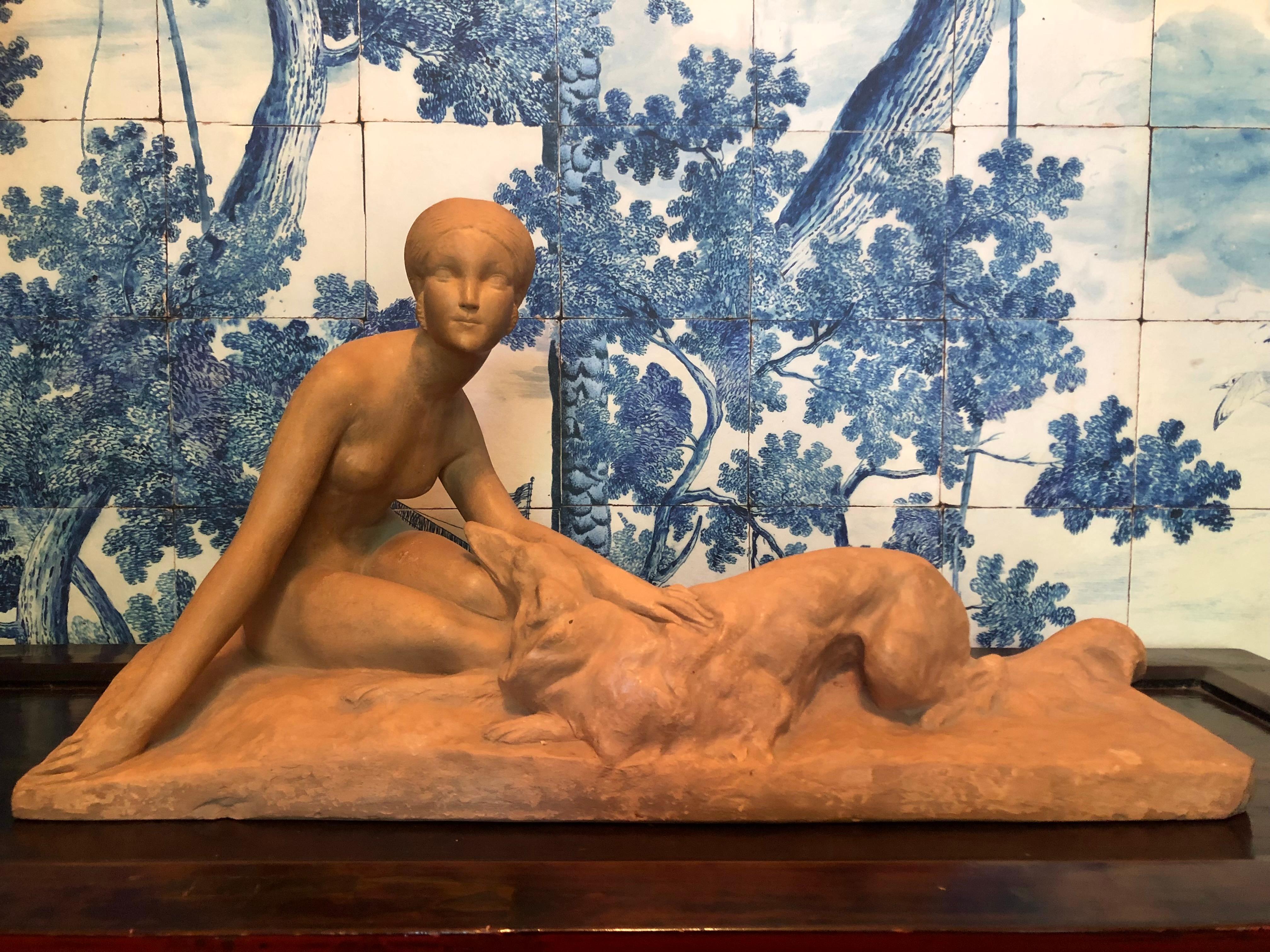 Milieu du XXe siècle  Sculpture française Art déco en terre cuite d'une femme avec un chien,  George Costes en vente