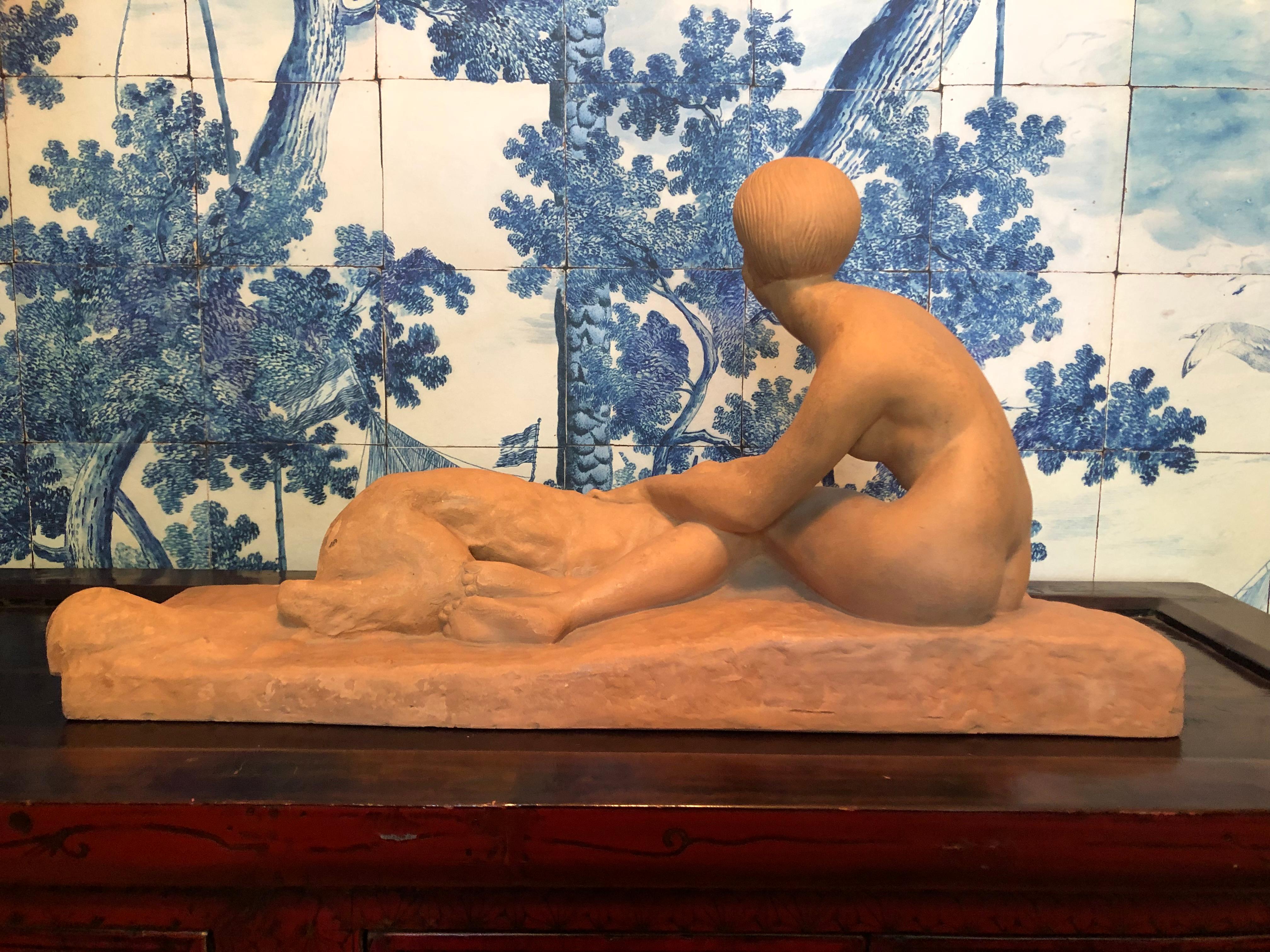  Sculpture française Art déco en terre cuite d'une femme avec un chien,  George Costes en vente 2
