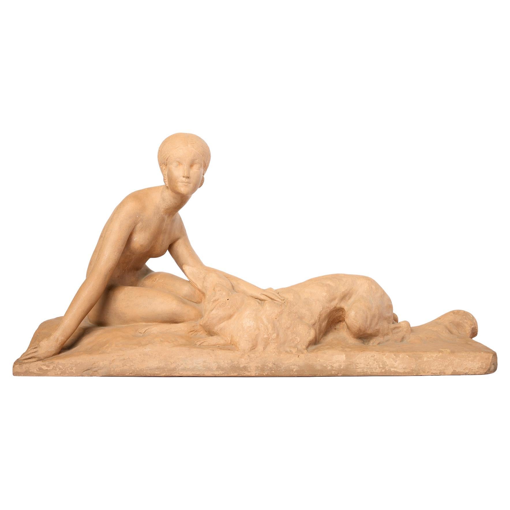  Französische Art-Déco-Terrakotta-Skulptur einer Frau mit einem Hund,  George Costes: