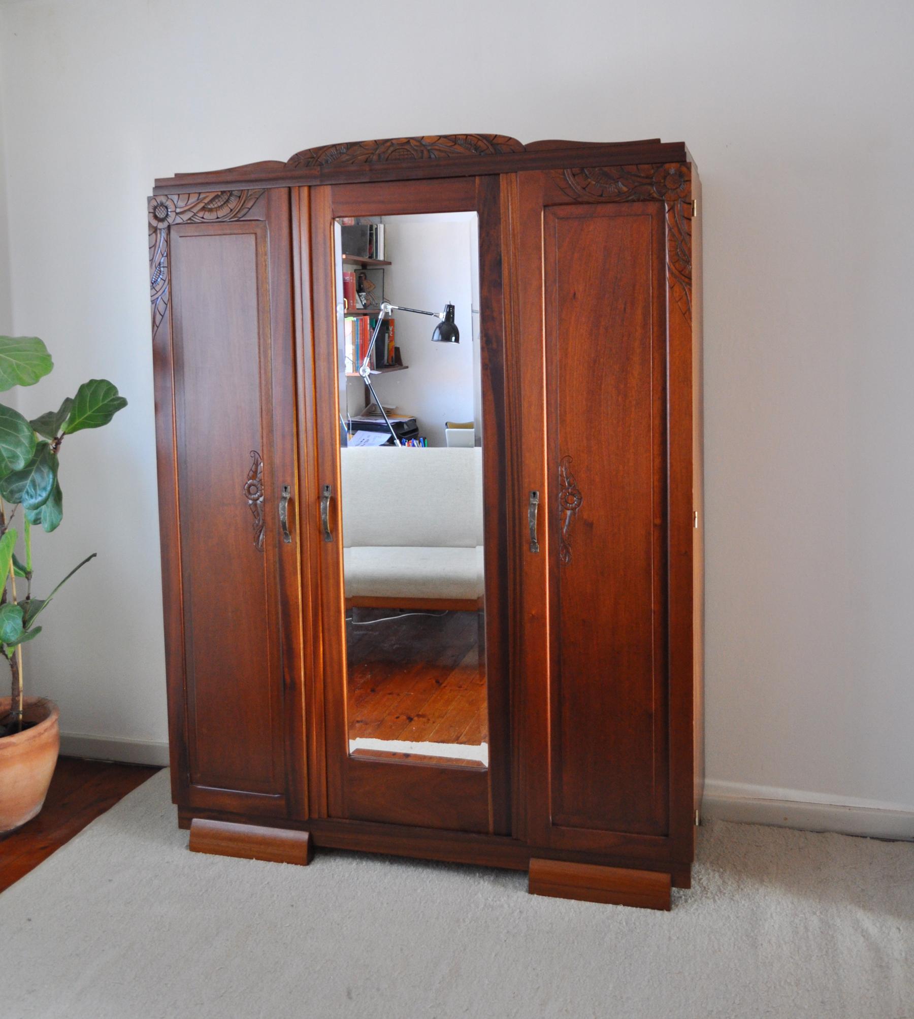 French Art Deco Three-Door Cabinet with Faceted Mirror In Good Condition For Sale In Vordingborg, DK