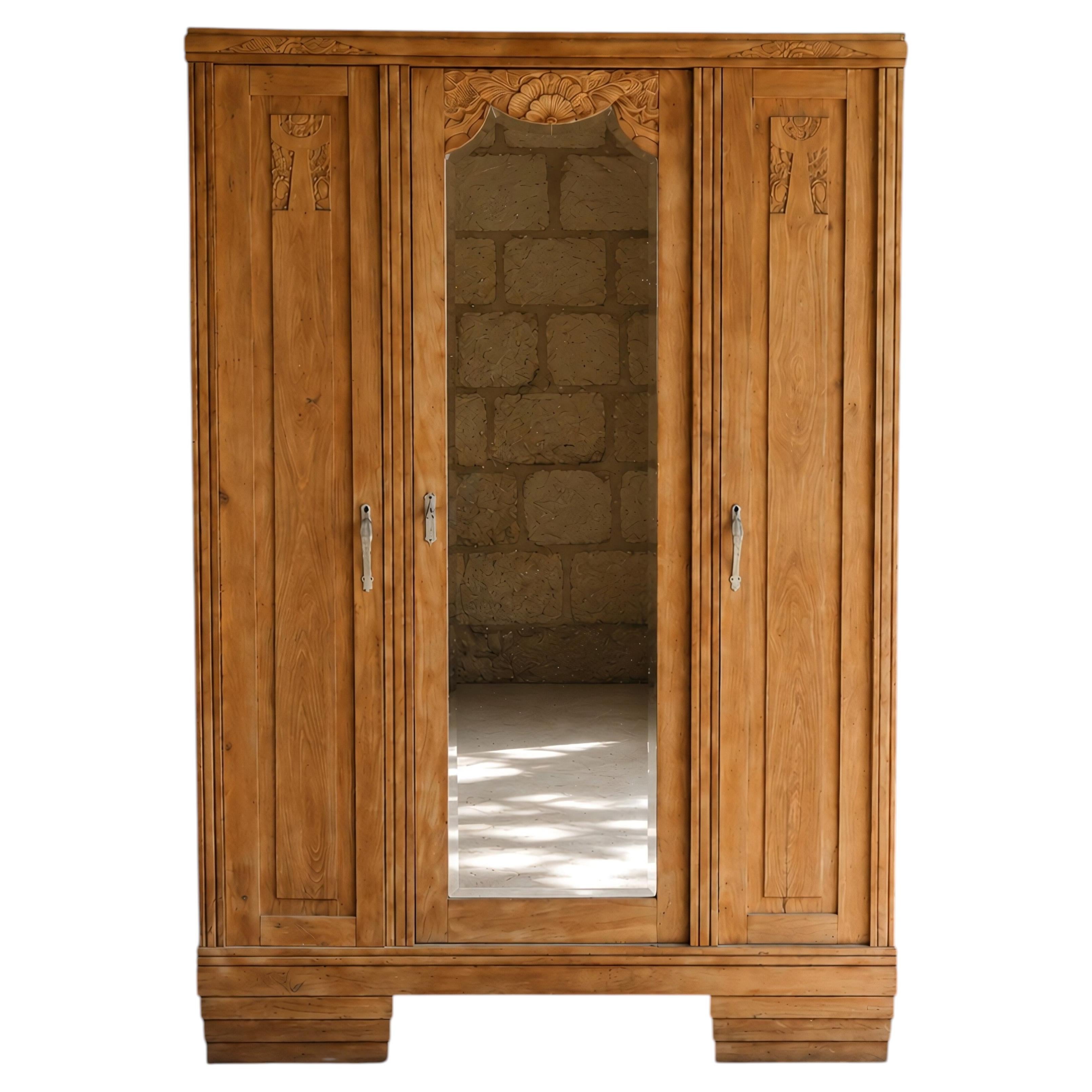 Armario francés de estilo Art Déco de roble con tres puertas, motivos florales tallados y espejo biselado, década de 1930 en venta