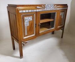 Meuble de rangement/vitrine/bar Art Déco français à trois portes en noyer avec détails en feuilles de métal