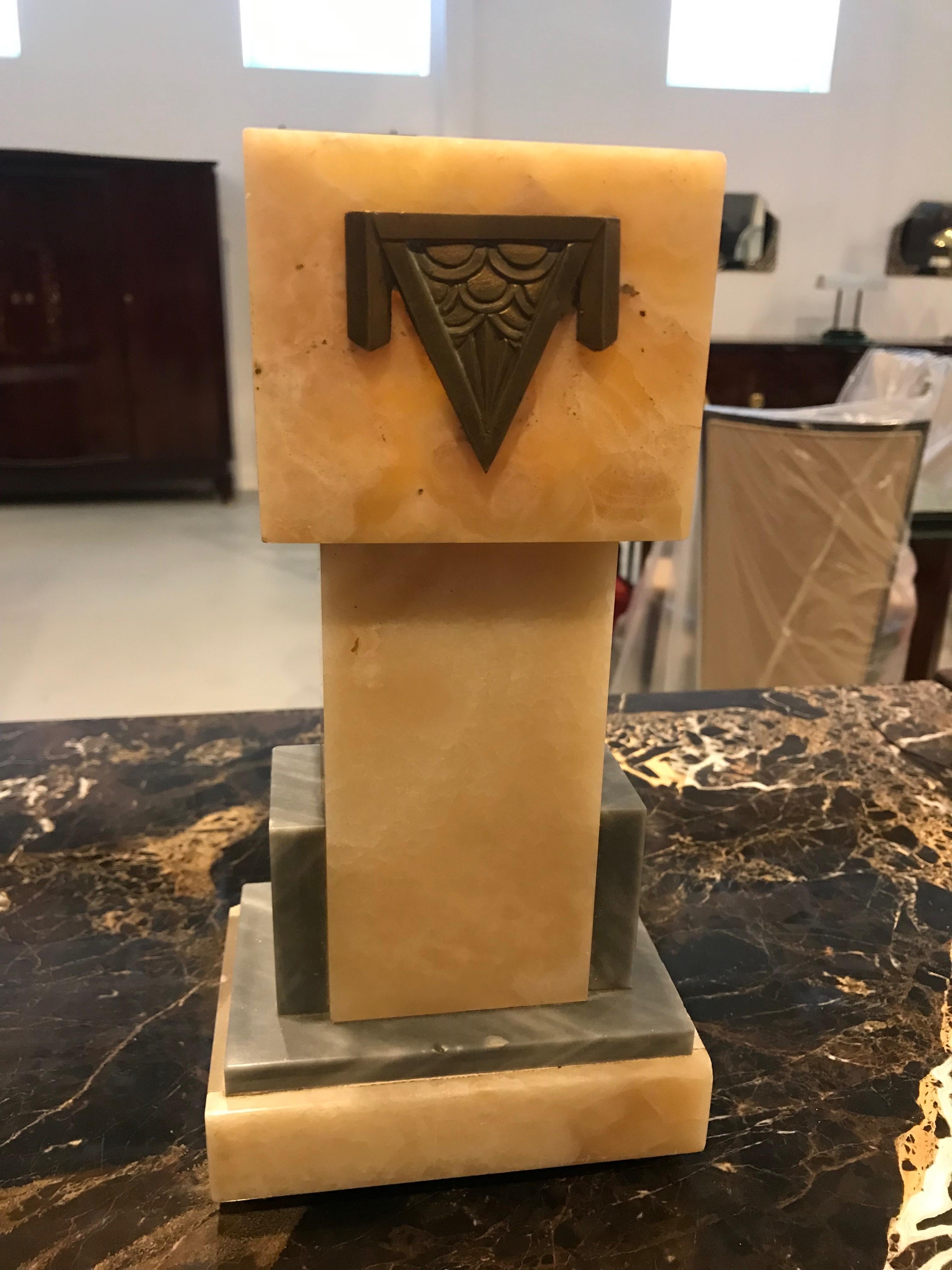 Reloj Francés Art Decó Escultura Femenina de Tres Piezas en venta 8