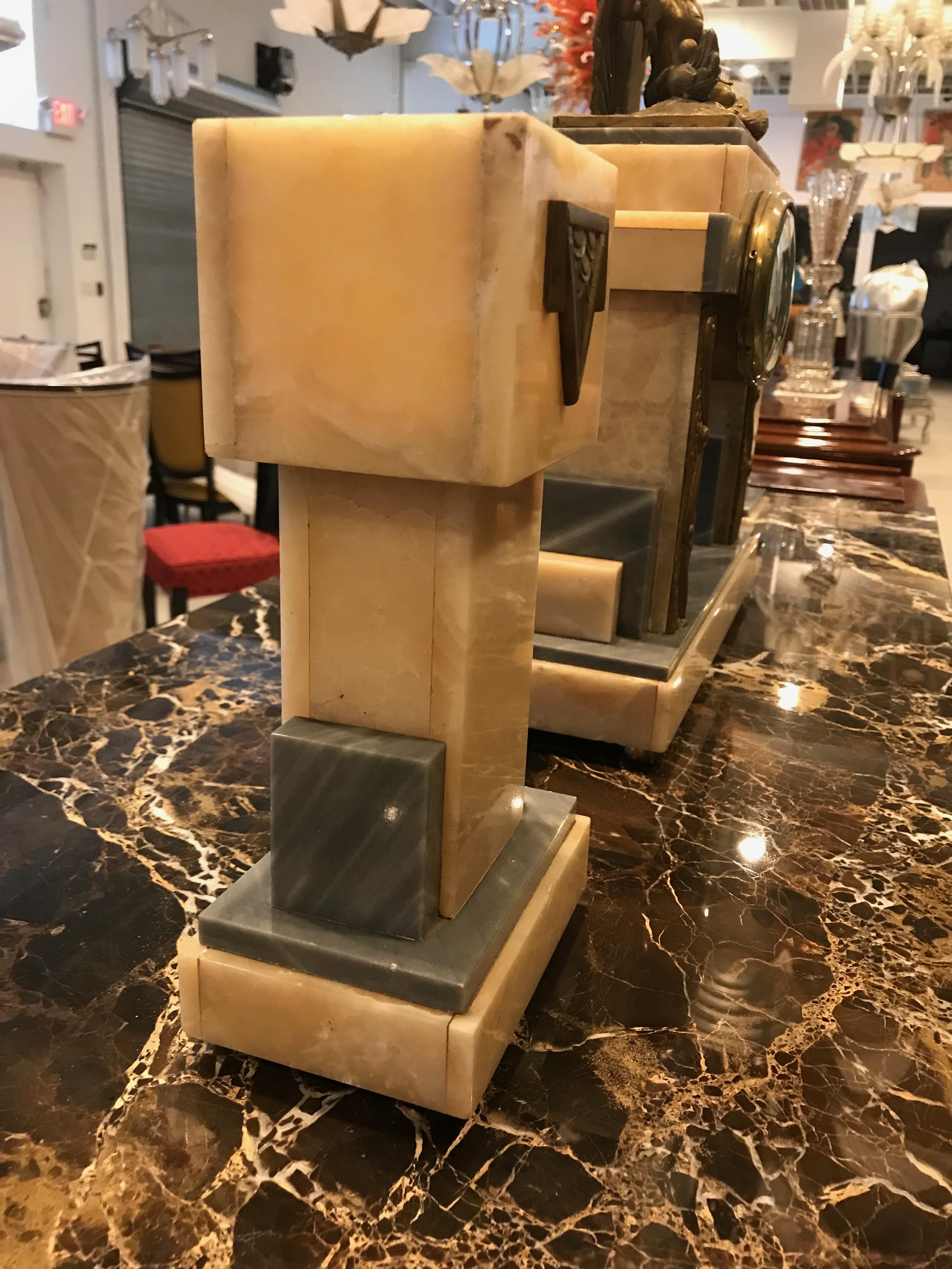 Reloj Francés Art Decó Escultura Femenina de Tres Piezas en venta 9