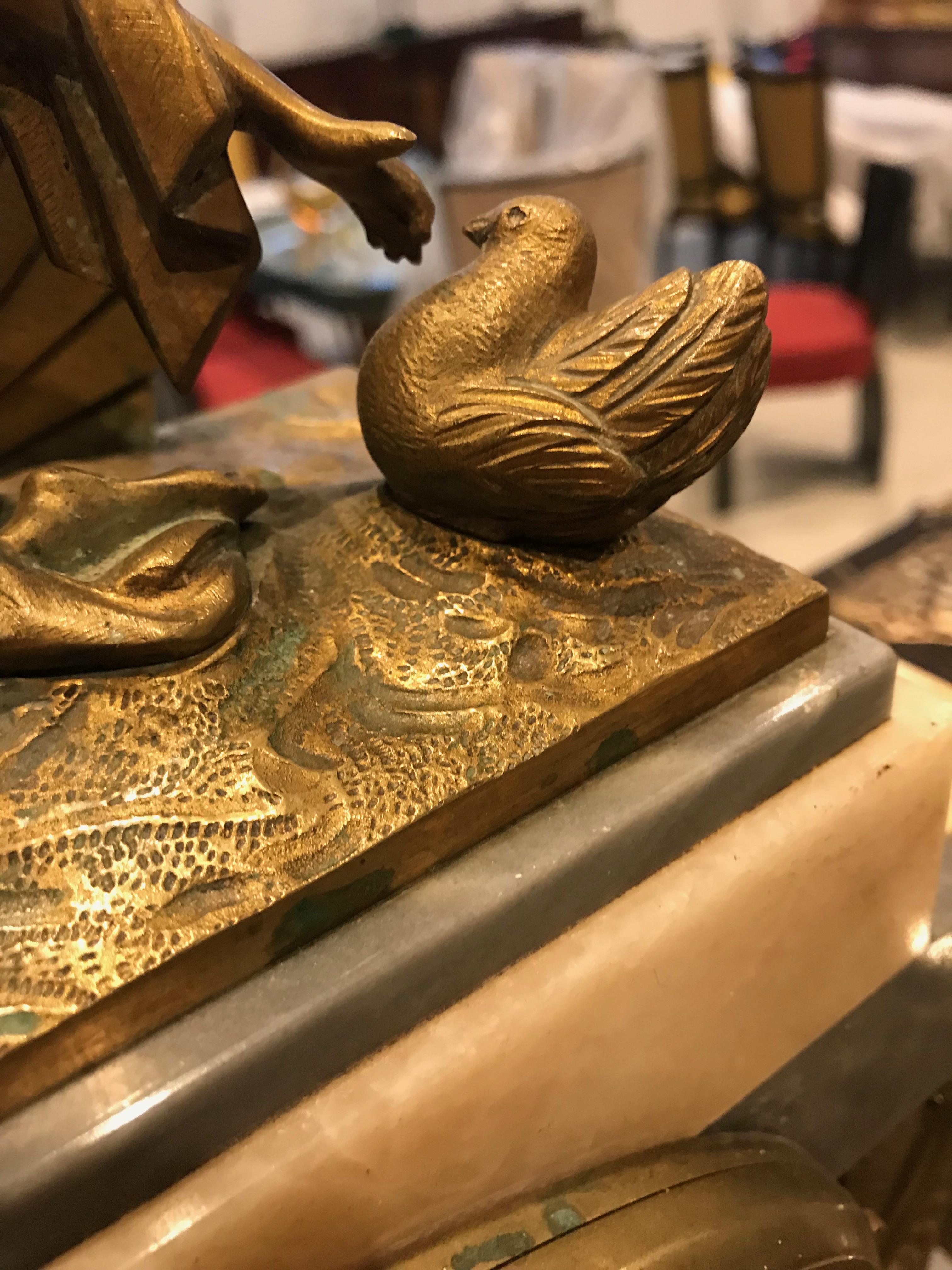 Reloj Francés Art Decó Escultura Femenina de Tres Piezas en venta 1