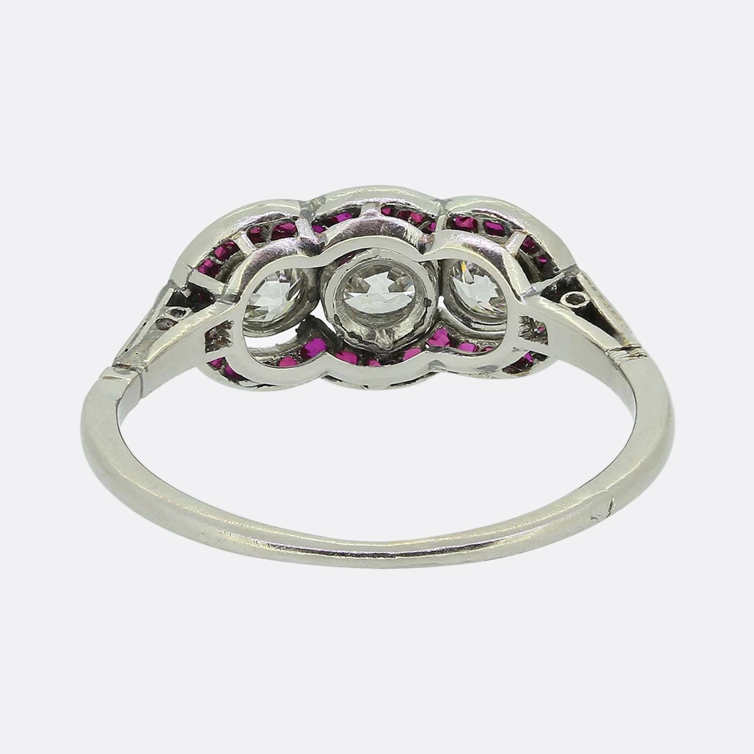 Anillo francés Art Déco de tres piedras, diamantes y rubíes Corte europeo antiguo en venta