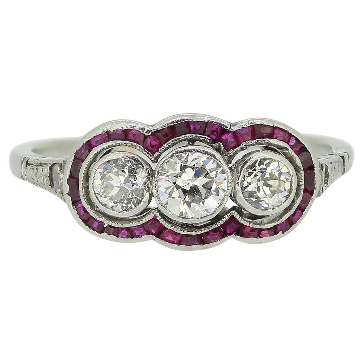 Anillo francés Art Déco de tres piedras, diamantes y rubíes en venta