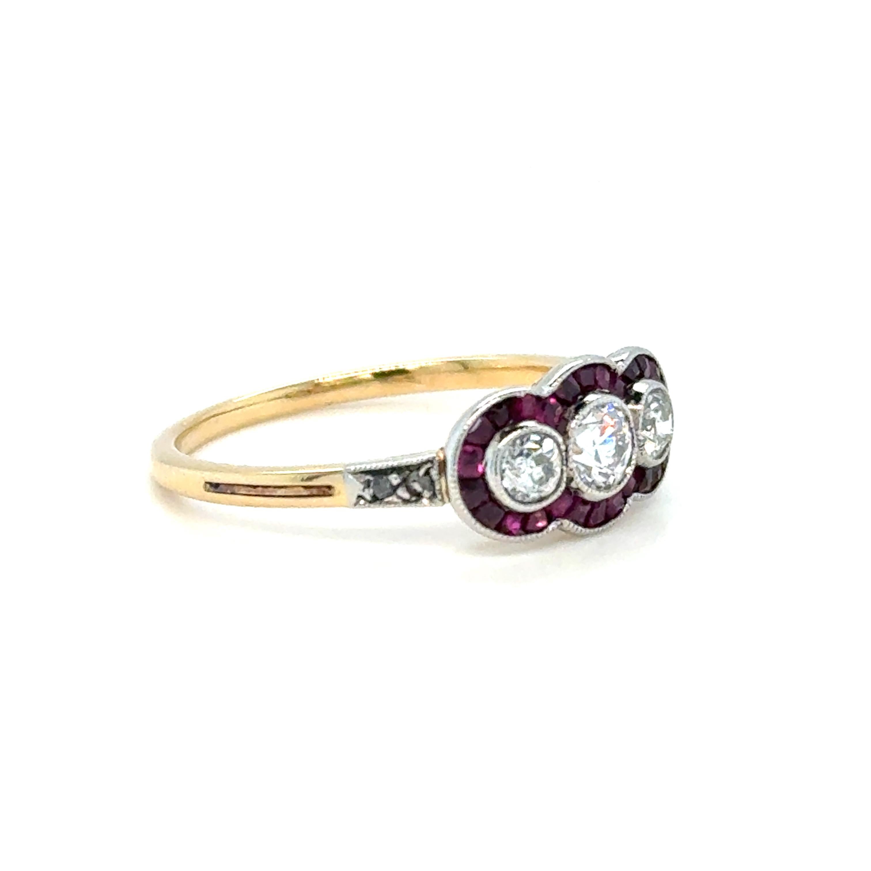 French Art Deco Three-Stone Diamond and Ruby Ring Platinum & Yellow Gold In Good Condition For Sale In London, GB