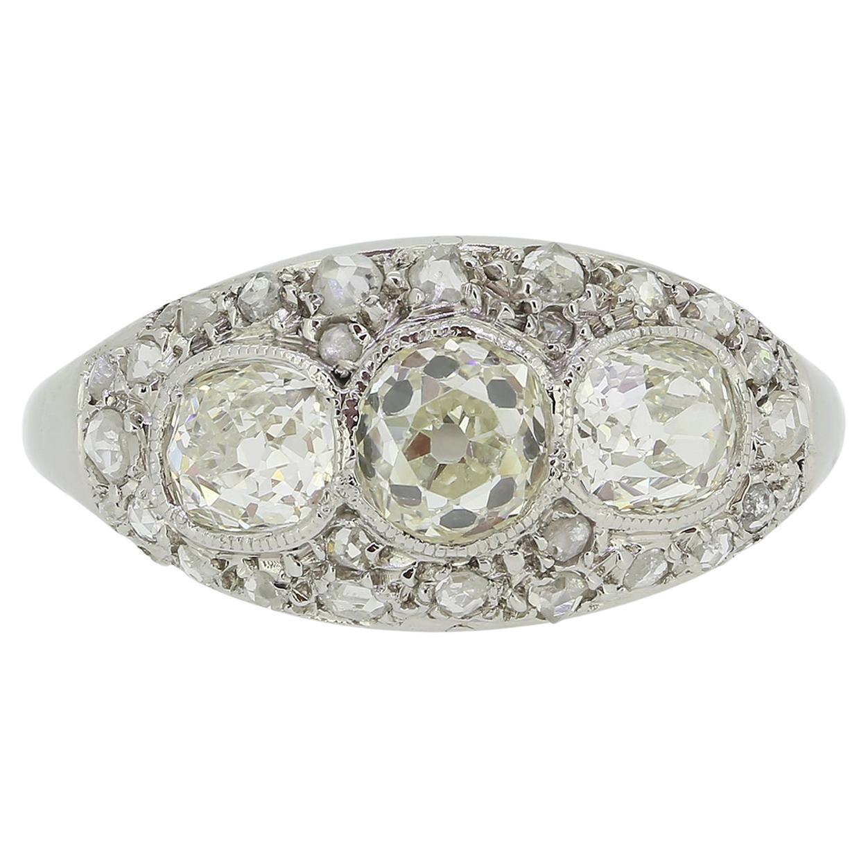 Anillo de diamantes francés Art Déco de tres piedras